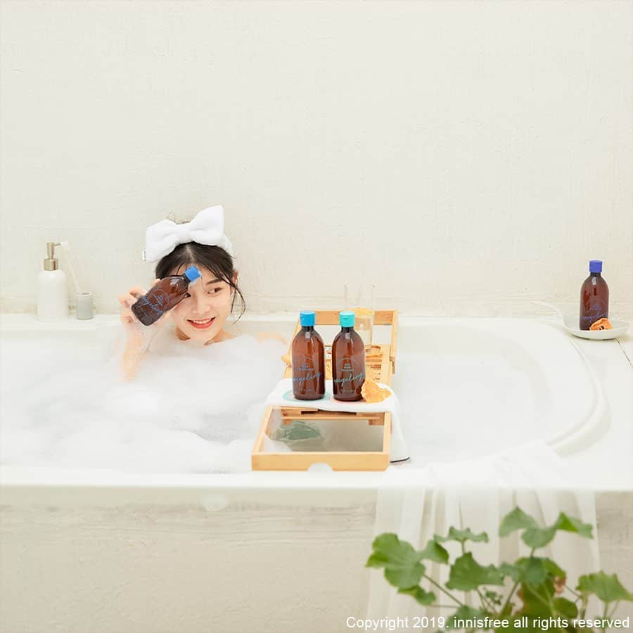 innisfree official (이니스프리) さんのインスタグラム写真 - (innisfree official (이니스프리) Instagram)「Nothing is better than a bath time with #Upcyclingbeauty ⠀ 힘들었던 하루를 마무리 하는 시간🛁 제주 감귤이 담긴 #업사이클링뷰티 #스파워터」7月4日 19時00分 - innisfreeofficial