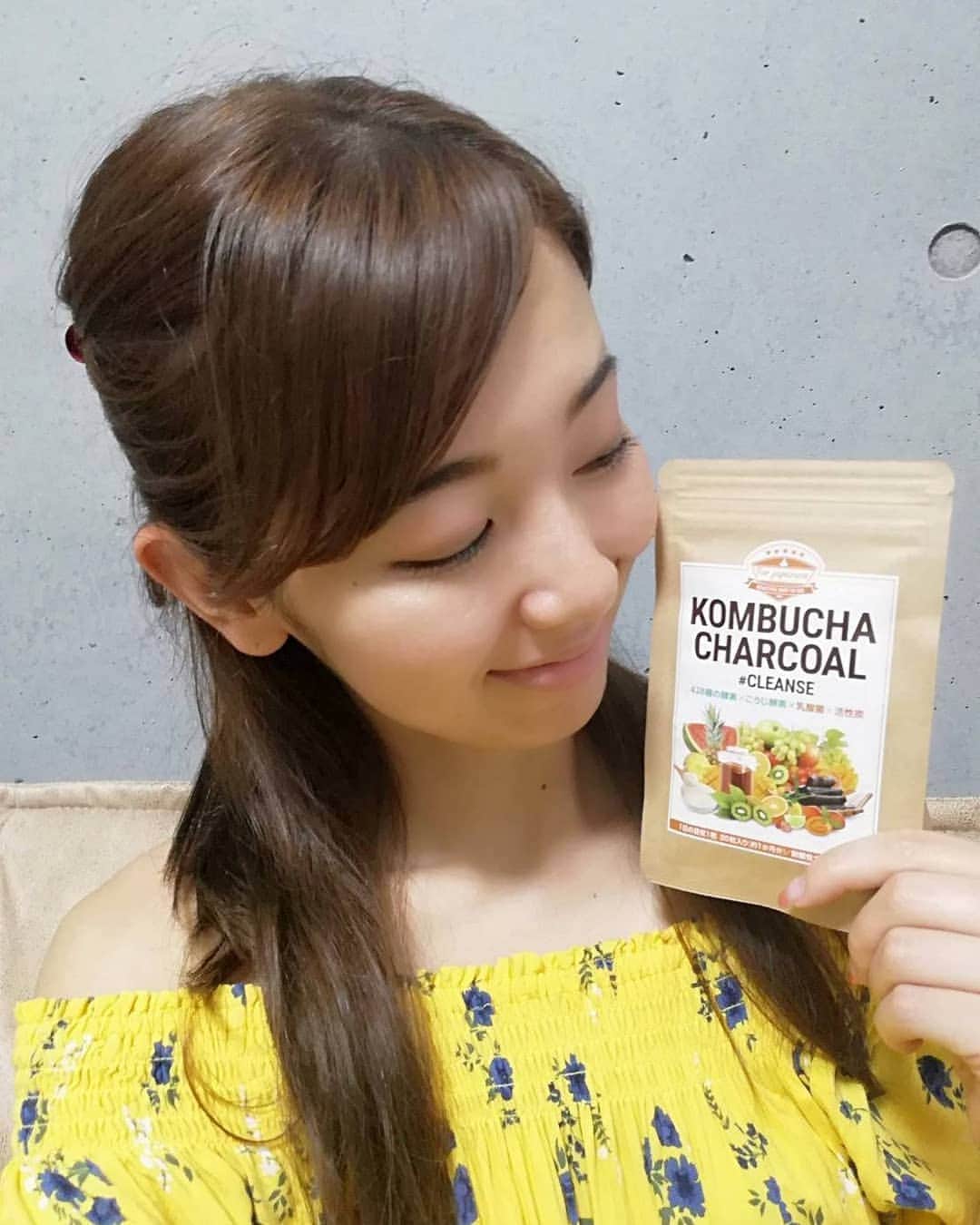 杉山由紀子のインスタグラム：「おつかれさまです(^-^) * 最近杉山は腸活に興味が✨ なんでも人の宿便って4キロとかあるんだよね！？ * 結構勉強すると興味深い腸事情✨ * 今回はKOMBUCHACA ACOALCLEANSEを試してみたよ♪ カプセル型で粉が苦手な人にもよき♪ * * ちゃんと腸きれいにして、心が喜ぶものだけじゃなくて身体が喜ぶものを食べるのが大事💗 * * #海外セレブ愛用 #デトックス #ダイエット #コンブチャチャコールクレンズ #KOMBUCHACHACOALCLEANSE #生きたまま #腸に届く #耐酸性カプセル #1500憶個の #乳酸菌 #428種の #酵母 #酵素 #生きた乳酸菌 #腸内環境って大事 #健康 #pr #model」