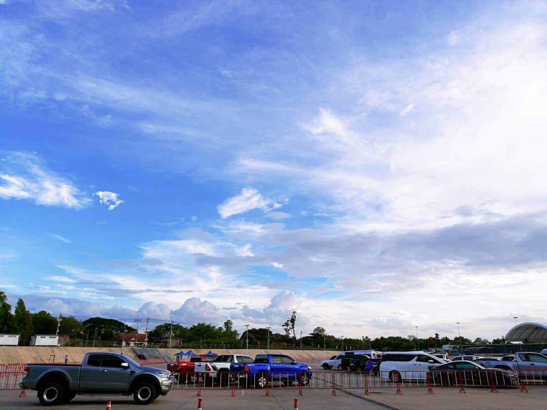 河瀬杏美さんのインスタグラム写真 - (河瀬杏美Instagram)「ブリーラムの空は、とっても広くて奥行きがあって、流れるような雲の行き先を、ずっとずっと眺めていたくなる。とってもすてき😊 * #changinternationalcircuit #buriram #skyfitsheaven #rayoflight」7月4日 18時52分 - ami_27salad