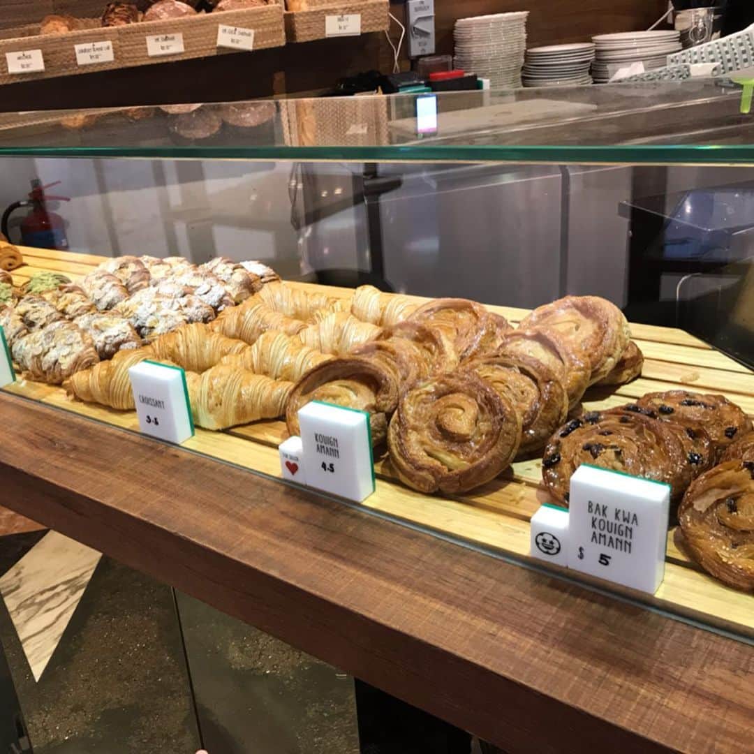 大西蘭さんのインスタグラム写真 - (大西蘭Instagram)「・ シンガポールの有名なオシャレパン屋さん🥐 Tiong Bahru Bakery🥐 ・ 美味しいパンが食べたくて買ってみました♬ ・ クロワッサン🥐とアーモンドクロワッサン🥐 ・ どちらもサクサク、バターの香りがして美味しかった😋 ・ ・ #tiongbahrubakery #singaporebakery #singaporefoods  #シンガポール暮らし #シンガポール生活 #チョンバルベーカリー #シンガポールパン屋」7月4日 18時54分 - onishiran