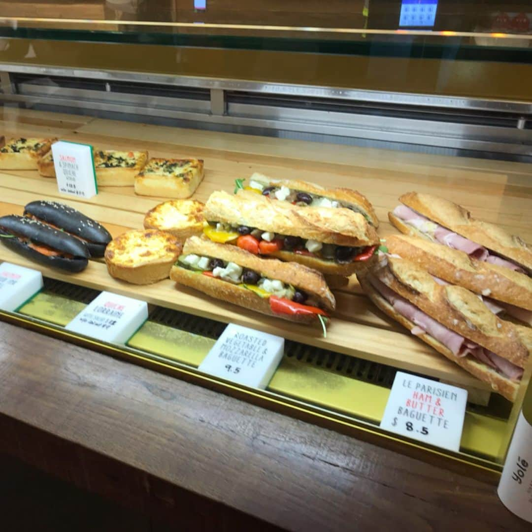 大西蘭さんのインスタグラム写真 - (大西蘭Instagram)「・ シンガポールの有名なオシャレパン屋さん🥐 Tiong Bahru Bakery🥐 ・ 美味しいパンが食べたくて買ってみました♬ ・ クロワッサン🥐とアーモンドクロワッサン🥐 ・ どちらもサクサク、バターの香りがして美味しかった😋 ・ ・ #tiongbahrubakery #singaporebakery #singaporefoods  #シンガポール暮らし #シンガポール生活 #チョンバルベーカリー #シンガポールパン屋」7月4日 18時54分 - onishiran