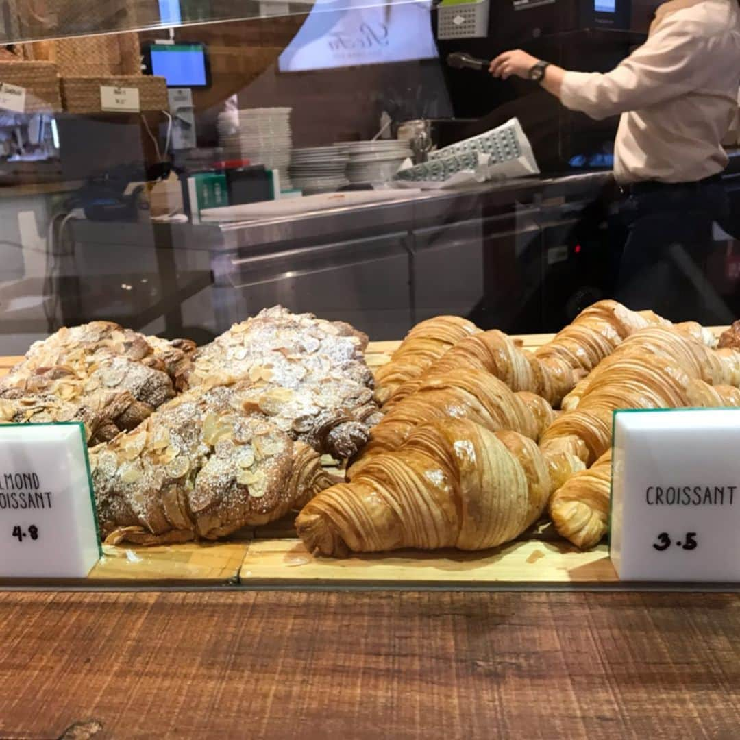 大西蘭さんのインスタグラム写真 - (大西蘭Instagram)「・ シンガポールの有名なオシャレパン屋さん🥐 Tiong Bahru Bakery🥐 ・ 美味しいパンが食べたくて買ってみました♬ ・ クロワッサン🥐とアーモンドクロワッサン🥐 ・ どちらもサクサク、バターの香りがして美味しかった😋 ・ ・ #tiongbahrubakery #singaporebakery #singaporefoods  #シンガポール暮らし #シンガポール生活 #チョンバルベーカリー #シンガポールパン屋」7月4日 18時54分 - onishiran