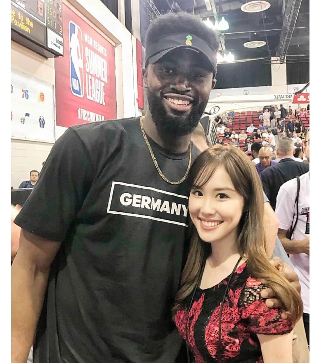 メロディー・モリタさんのインスタグラム写真 - (メロディー・モリタInstagram)「Taking off to Las Vegas for reporting & interviewing at NBA Summer League again!✈️✨ Rui Hachimura made history by becoming the first Japanese player to be drafted in the first round of the 2019 NBA Draft (9th pick overall). Hachimura and three other Japanese players made it into the roster of SL this year, creating a huge buzz across Japan and the states!🇯🇵🇺🇸 * Summer League is the perfect opportunity to see the rookies and NBA hopefuls showcase their talent.💪 I will be live reporting and interviewing every day! Please show your love and support for the Japanese players as well!!🔥 * Swipe to see photos from last year's Summer League interviews, etc.😆 Many NBA stars such as Magic Johnson and Jaylen Brown also came by to support the young ones! I really look forward to meeting + speaking with familiar and new faces. so pumped to find out what's in store for this year!! * NBAの登竜門「サマーリーグ」の取材のため、去年に引き続き今年もラスベガスへ行ってきます!!✈️ 日本中、そして世界中を沸かせた、日本人として史上初のNBAドラフト一巡目指名（9位）を果たした八村塁選手をはじめ、今年は4人の日本人選手が出場します‼️ * サマーリーグは期待の新人をいち早く見られる絶好のチャンス。今回のサマーリーグの初日から最終日まで現地リポートやインタビューを行なってきます！楽天TVでは無料視聴トライアルも実施しているそうなので 、是非「Rakuten NBA Special」を通して日本人選手たちへの熱い応援をお願いします!!🏀✨ * 写真は、 去年のサマーリーグでのインタビューの様子です！マジック・ジョンソンなどのレジェンド＆現役トップNBA選手が訪れるのもサマーリーグの魅力で、3枚目は何度もインタビューしたセルティックスのジェイレン ・ブラウン選手と！✨ * 今年のサマーリーグではいったいどんなドラマを見せてくれるのでしょう... 本当に楽しみです！😄 #NBA #NBASummerLeague #RuiHachimura #YutaWatanabe #HiejimaMakoto #BabaYudai #rakutentv #rakutennba #八村塁 #渡邊雄太 #比江島慎 #馬場雄大」7月4日 18時55分 - melodeemorita