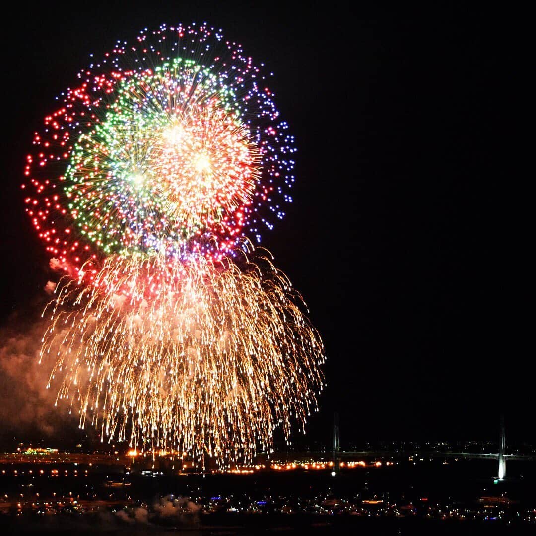 Sheraton Yokohamaさんのインスタグラム写真 - (Sheraton YokohamaInstagram)「夏の風物詩、#打ち上げ花火 🎆 8月2日（金）に開催される #みなとみらいスマートフェスティバル のフィナーレでは、音と花火の豪華な演出「スカイシンフォニーinヨコハマ」による花火の打ち上げで横浜港の夜を彩ります。 この花火を特等席でご覧いただける鑑賞チケット付き宿泊プランをご用意いたします。さらに、お部屋から花火をご覧いただける特別プランも！ ご予約はプロフィールのURLから➡️ . We offer a special plan for watching fireworks on August 2nd, a sound and fireworks show held at Yokohama Port. Please spend elegant and luxurious time watching the events.  #yokohamabaysheraton #sheraton #japantravel #sheratonhotels #yokohamatrip #yokohama #japan #luxuryhotel #theluxurycollection #beautifulhotels #summer #fireworks #fireworksfestival #minatomiraismartfestival #夏 #花火 #花火大会 #みなとみらい #横浜花火大会 #横浜 #シェラトン #横浜ベイシェラトン」7月4日 18時56分 - sheratonyokohama