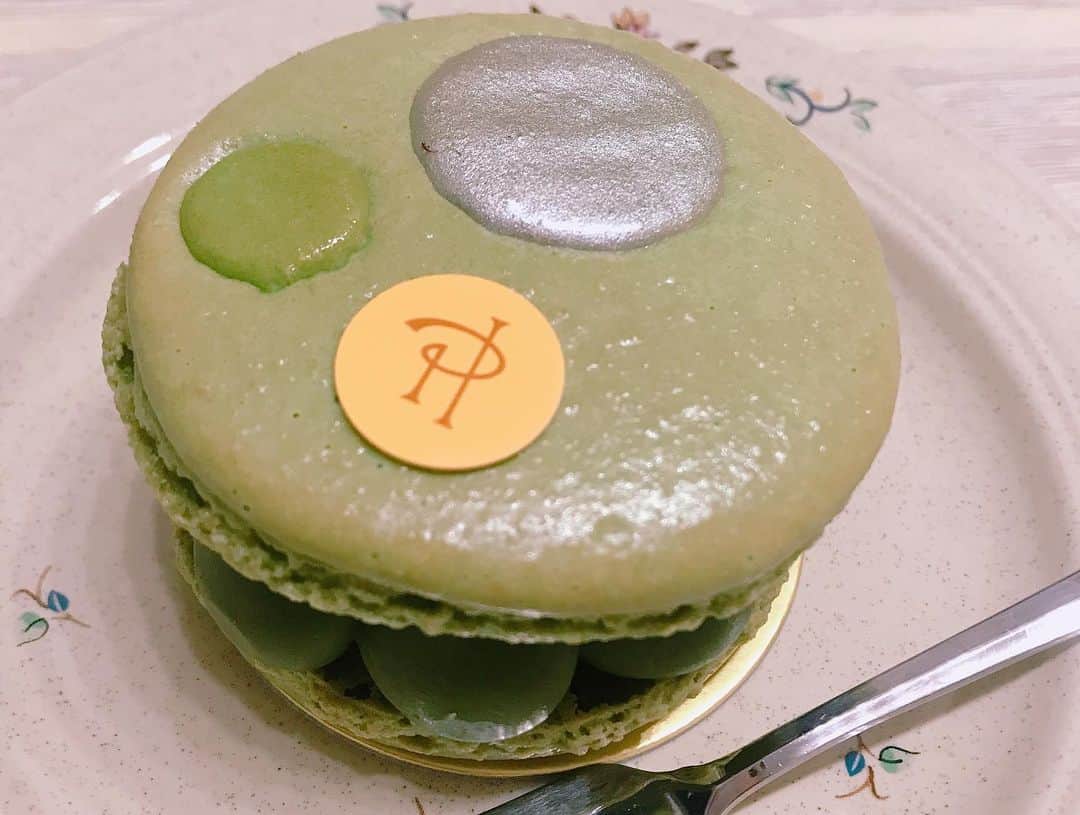 藤木由貴さんのインスタグラム写真 - (藤木由貴Instagram)「リアル甘党。 マイネイリストめぐさんからの差し入れありがとう✨ 選ぶセンスが神。 . #cake #イスパハン #和 #抹茶 #maccha #sweets #paris」7月4日 18時56分 - yuki.grm
