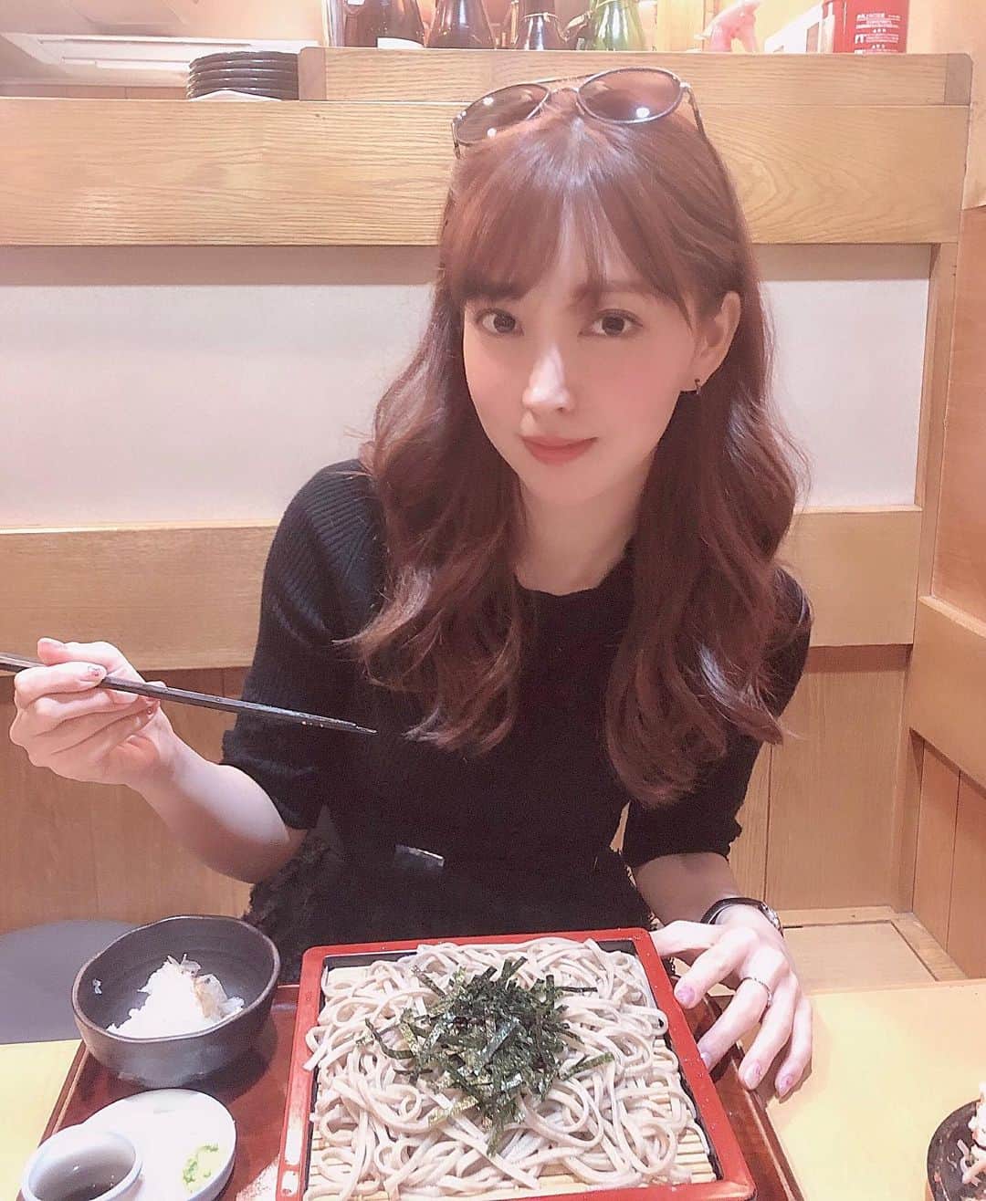 のインスタグラム：「お蕎麦😚💕 麺類を食べる時にサングラスを頭にかけておくと髪の毛が落ちてこなくて便利です🤫🤫笑 . #お蕎麦 #蕎麦」