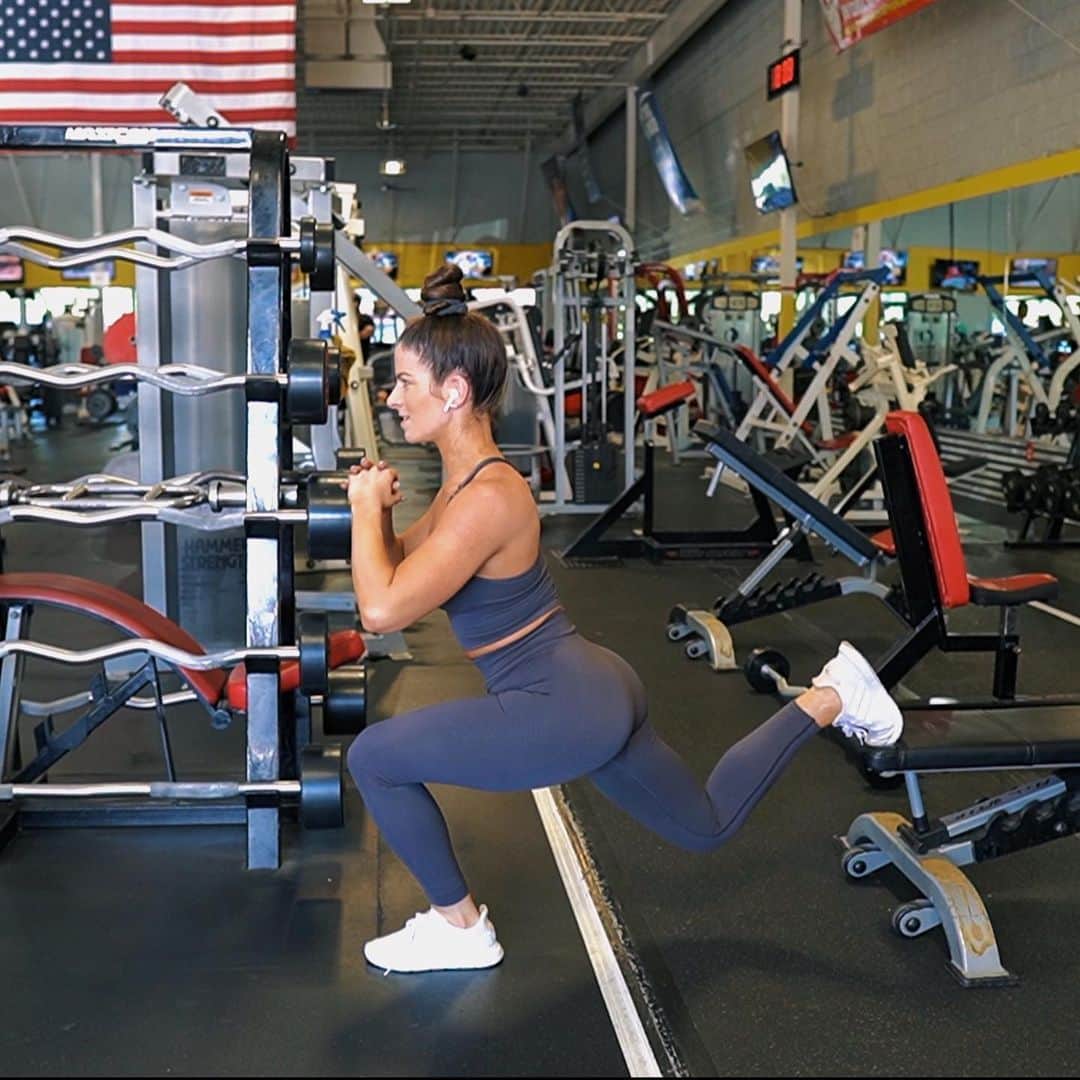 Paige Reillyさんのインスタグラム写真 - (Paige ReillyInstagram)「A lil leg day for yaaa 🇺🇸 this was my first leg day in the new @balanceathletica seamless & it held up real well 😌 This was a good mix of compound/heavier movements and some lighter weight movements which is my favorite kind of leg day. Sweaty & deadly 🙌🏻⁣ ⁣ Sumo deadlifts: 4 sets of 10, 8, 6, 5⁣ ⁣ Reverse hack squats: 4 sets of 12⁣ ⁣ Triple-Set: Staggered RDL's (4 sets of 10 each leg), Curtsey lunges (4 sets of 10 each leg), Body weight Bulgarian split squats (with a jump - 4 sets of 10 each leg)⁣ ⁣ Cable Pull-thru's: 3 sets of 12⁣ ⁣ Squat/RDL Complex: 3 sets of 8 (8 RDL's, 8 squats)⁣ ⁣ Song: Phew by @naterosemusic⁣ ⁣ #IFBBPro #Blossom #BalanceAthletica #LegDayyy」7月5日 0時30分 - paigereilly