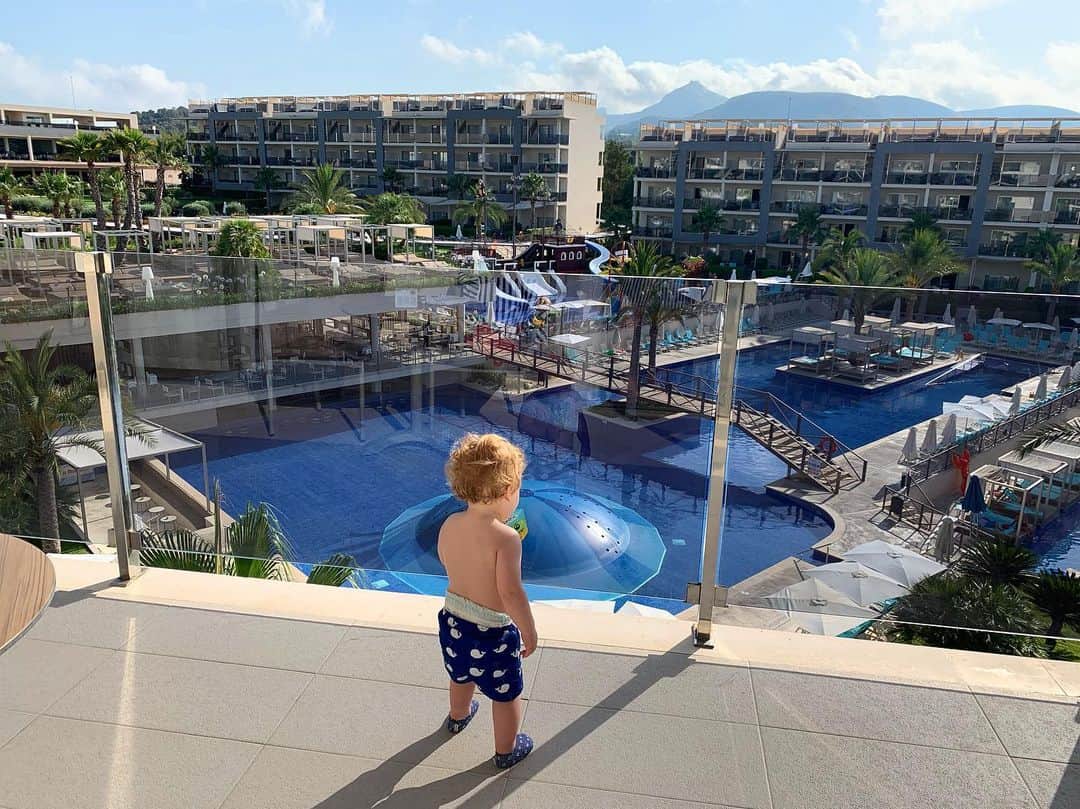 GazGShoreさんのインスタグラム写真 - (GazGShoreInstagram)「Very very VERY different kind of holiday 😂😂 pool party ❎ boat party ❎ smashed everyday ❎ me and @emma_jane1392 running around like mad parents after Chester all day worrying about sun cream and naps and staying hydrated ✅ but the look on his face playing in the pool perfect 💙.... @zafirohotels @jet2pics」7月4日 19時08分 - gazbeadle