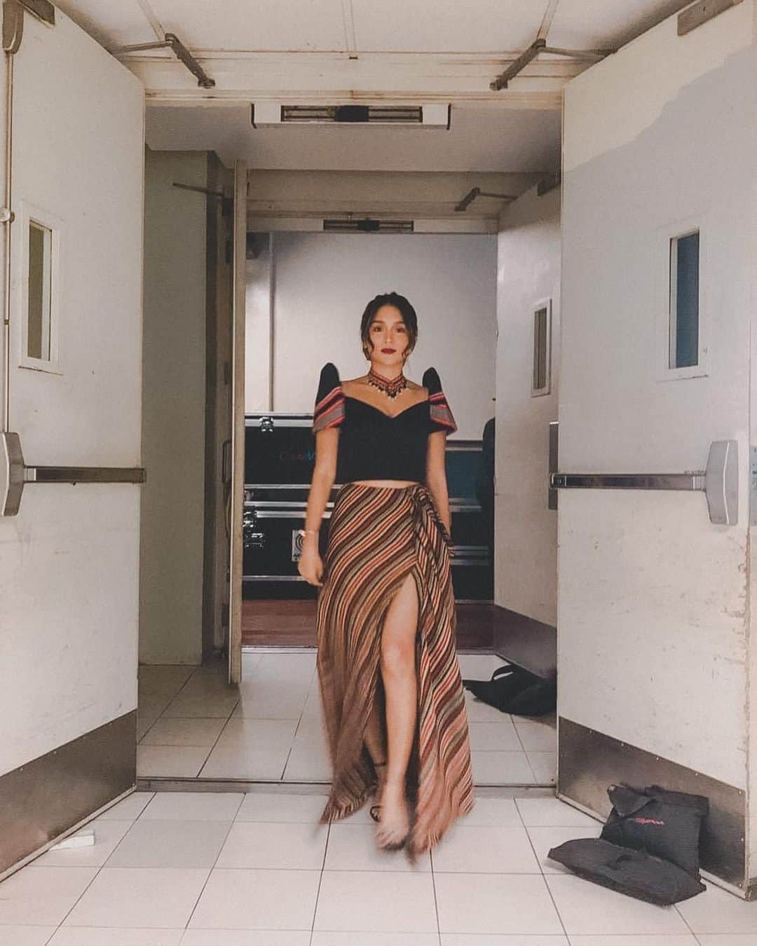 Kathryn Bernardoさんのインスタグラム写真 - (Kathryn BernardoInstagram)「It was an honor hosting last night’s Bayaning Pilipino Awards that pay tribute to our local heroes who lead by example. 🇵🇭 Thank you @stephtancouture and @janaranilla for my modern Filipiniana that served as the perfect outfit for this patriotic event! Have always been a fan of local textile and it’s been a wonderful experience finally being able to incorporate Filipino weaves into my look. ❤」7月4日 19時01分 - bernardokath