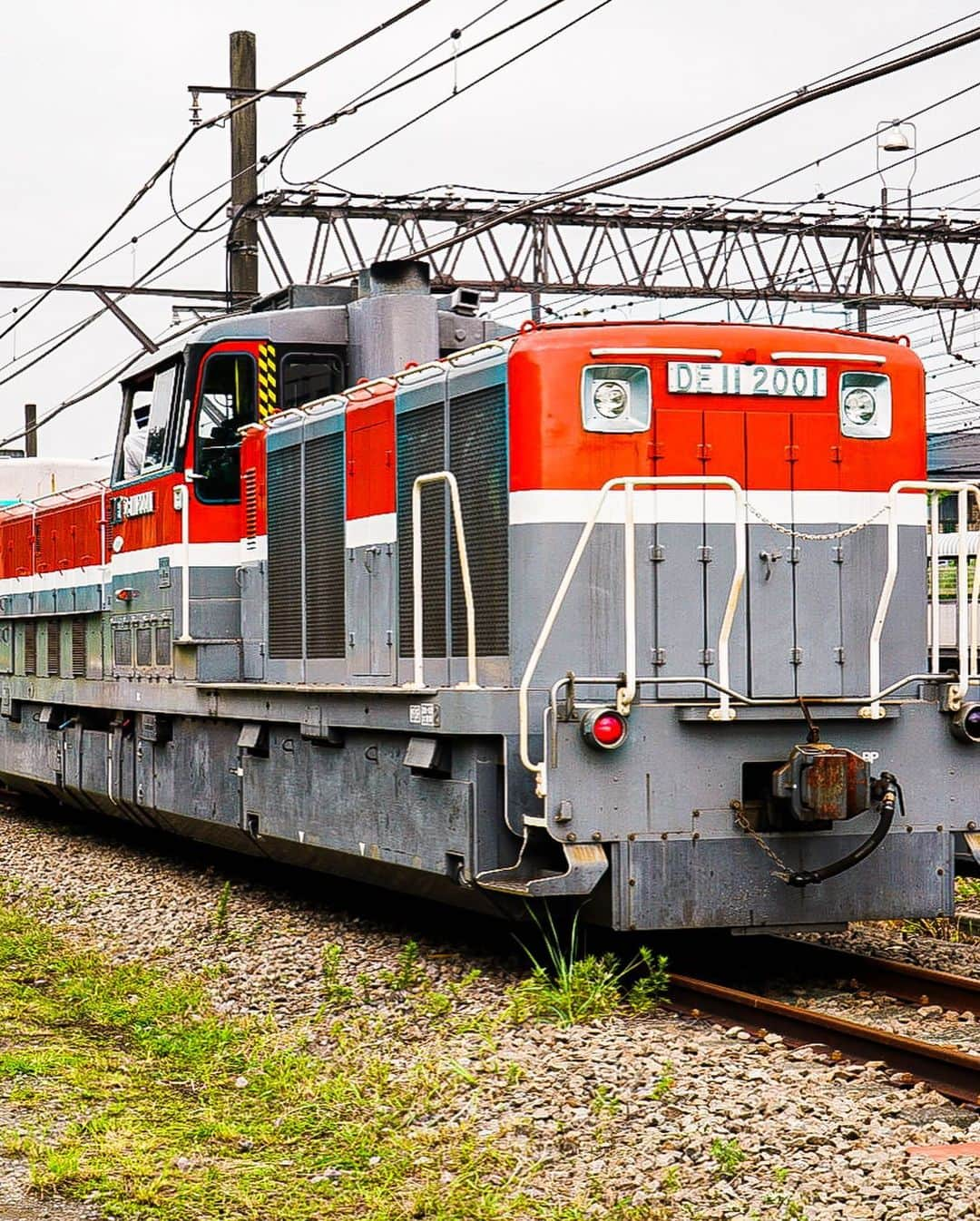 東急電鉄さんのインスタグラム写真 - (東急電鉄Instagram)「. Electric powered train "MANI 50 2186" which Belongs to JR East Japan has already been transferred to Tokyu Corporation In July 3 (Wednesday). Due to the earthquake happened in Iburi, east Hokkaido in 2018, JR Hokkaido ,JR East Japan ,JR Freight and Tokyu Corporation decided to unit together. Izu sightseeing train “ the royal express“ is going to be concatenated and run in Hokkaido on 2020. Now we would like to introduce the electric powered train which has already been shown to the news media. . 7月3日（水）に、JR東日本の電源車「マニ50 2186」が東急電鉄に譲渡されました。 . 北海道胆振東部地震の影響を受けた北海道を応援するため、JR北海道とJR東日本、JR貨物、東急電鉄が連携。 2020年に、伊豆観光列車「ザ・ロイヤル・エクスプレス」に連結され、北海道で走らせる計画が進行しています。 . 今回は報道陣向けに公開された電源車をご紹介いたします。 . #railway #train #railwayphotography #trainstagram #railways_of_our_world #japantrain #japanesetrain #japanrail #기차 #电动火车 #tren #trem #theroyalexpress #tokyuline  #電車 #電車好き #鉄道 #鉄道写真 #ザロイヤルエクスプレス #JR東日本 #東急電鉄 #ゆうマニ #マニ502186 #電源車」7月4日 19時05分 - tokyu_railways