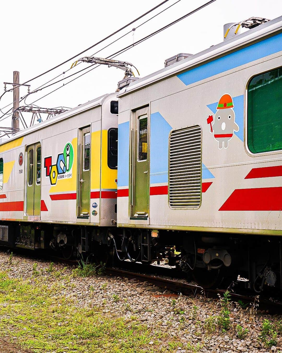 東急電鉄さんのインスタグラム写真 - (東急電鉄Instagram)「. Electric powered train "MANI 50 2186" which Belongs to JR East Japan has already been transferred to Tokyu Corporation In July 3 (Wednesday). Due to the earthquake happened in Iburi, east Hokkaido in 2018, JR Hokkaido ,JR East Japan ,JR Freight and Tokyu Corporation decided to unit together. Izu sightseeing train “ the royal express“ is going to be concatenated and run in Hokkaido on 2020. Now we would like to introduce the electric powered train which has already been shown to the news media. . 7月3日（水）に、JR東日本の電源車「マニ50 2186」が東急電鉄に譲渡されました。 . 北海道胆振東部地震の影響を受けた北海道を応援するため、JR北海道とJR東日本、JR貨物、東急電鉄が連携。 2020年に、伊豆観光列車「ザ・ロイヤル・エクスプレス」に連結され、北海道で走らせる計画が進行しています。 . 今回は報道陣向けに公開された電源車をご紹介いたします。 . #railway #train #railwayphotography #trainstagram #railways_of_our_world #japantrain #japanesetrain #japanrail #기차 #电动火车 #tren #trem #theroyalexpress #tokyuline  #電車 #電車好き #鉄道 #鉄道写真 #ザロイヤルエクスプレス #JR東日本 #東急電鉄 #ゆうマニ #マニ502186 #電源車」7月4日 19時05分 - tokyu_railways