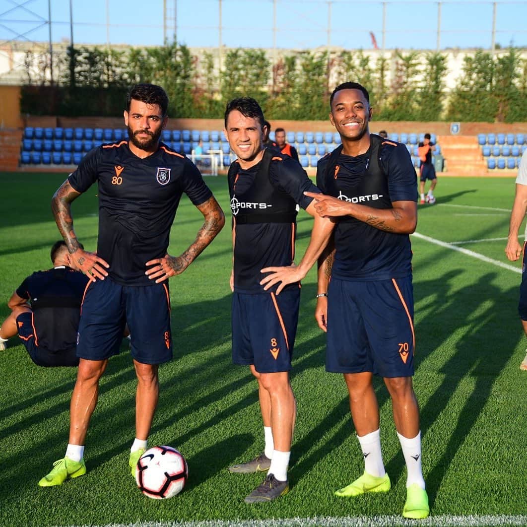 ロビーニョのインスタグラム：「@mmossoro8 @jr_caicara80 irmãos ⚽️⚽️⚽️」