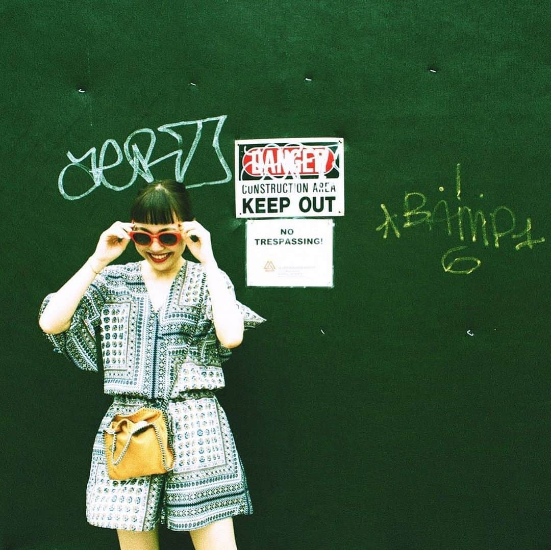 sayocoのインスタグラム：「😁👕🕶🏝💋 rompers : @amerivintage  bag : @stellamccartney  sunglasses : @chanelofficial ・ ・ bagは帰りのスーツケースで 洗剤ぶちまけてシミになってショック😭🌧 ・ ・ 📸by @i__s___aki___peak ・ #hawaii#ootd#amerivintage#stellamccartney#sayo_trip」