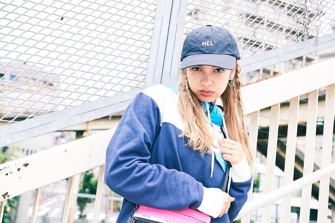 のインスタグラム：「MEI CAP&BAG . . photo：大内カオリ @okok_kaoriii styling：中田萌菜 @iamnkd hairmake：佐野翠 @_sui.s_ model：shanna @kokin1213  cap&bag: mei @mei_bag  #meibag #mei #photography #street #tokyo」