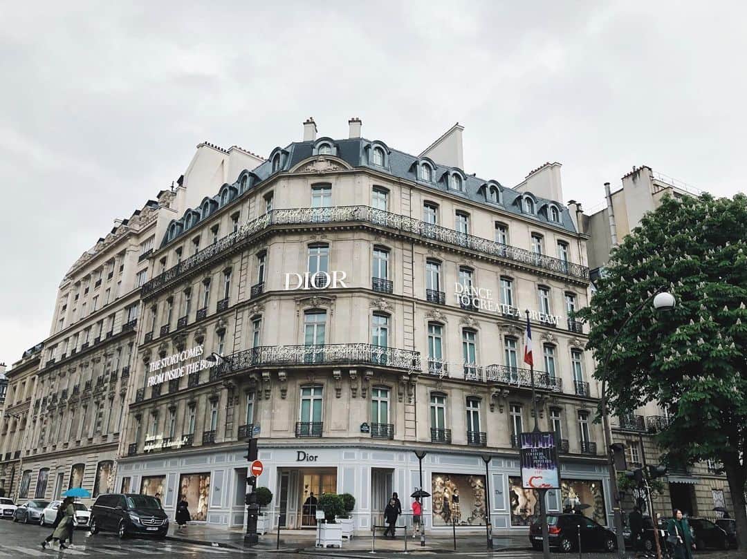 小嶋陽菜さんのインスタグラム写真 - (小嶋陽菜Instagram)「今日も雨だからこの写真にするっ。﻿ パリに行った時のモンテーニュのDior☂️﻿ DANCE TO CREATE A DREAM*﻿ っていいなと思って撮った♡」7月4日 19時26分 - nyanchan22