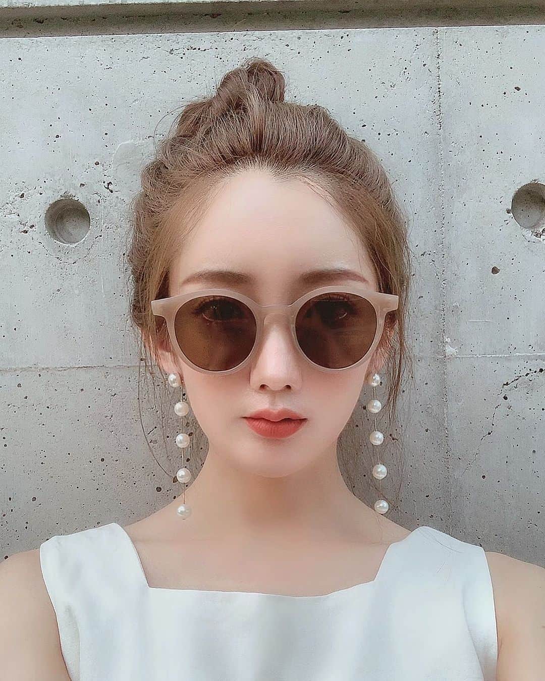 のインスタグラム：「𓇢 今日は晴れましたね☺︎ 早く梅雨終われ~~ 傘を持ち歩くのが大の嫌い ⠀ ⠀ さて、明日7/5(fri)21:00〜 こちらのサングラス(latte、mocha)とピアス(snow drop pierce)の再販が始まります🕶♡ ⠀ 今回はすぐに完売にならぬよう、うん百個とモリモリご用意していますが、今回が恐らく最後の発売になりますので、お早めにご検討頂いた方がいいかなと思います🙇🏻‍♀️ ⠀ 前回も最後の発売にする予定だったのですが、あまりに一瞬で完売してしまい、皆さんからのお問い合わせも本当に沢山頂いたので、今回再再再販？をさせて頂くことになりました✨ ⠀ こうやって @_hyeon_jp のアイテムを皆さんにも愛してもらえて本当に幸せです🌼🧡 ありがとうございます♡♡♡ ⠀ 愛されアイテムをこれからもお届けできるように頑張るぞー ! ⠀ ⠀ ということで、スパイダーマン観てきます🤘🏽🕸」