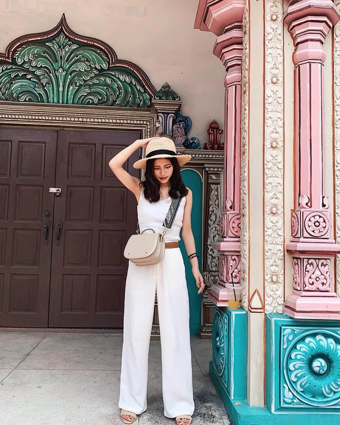 のインスタグラム：「初のマレーシア旅行🇲🇾 (とりあえずの１枚) ＊ まりまりこんびで来てるよ🙆🏻‍♀️♥️ 今回はのんびり過ごす旅行になりそう☺️ ＊ ＊ ＊ #マレーシア #マレーシア旅行 #クアラルンプール #コーデ #ホワイトコーデ #低身長コーデ #旅行 #女子旅 #タビジョ #trip #tabijyo #tabimuse #traveler #instagood #marika_trip」