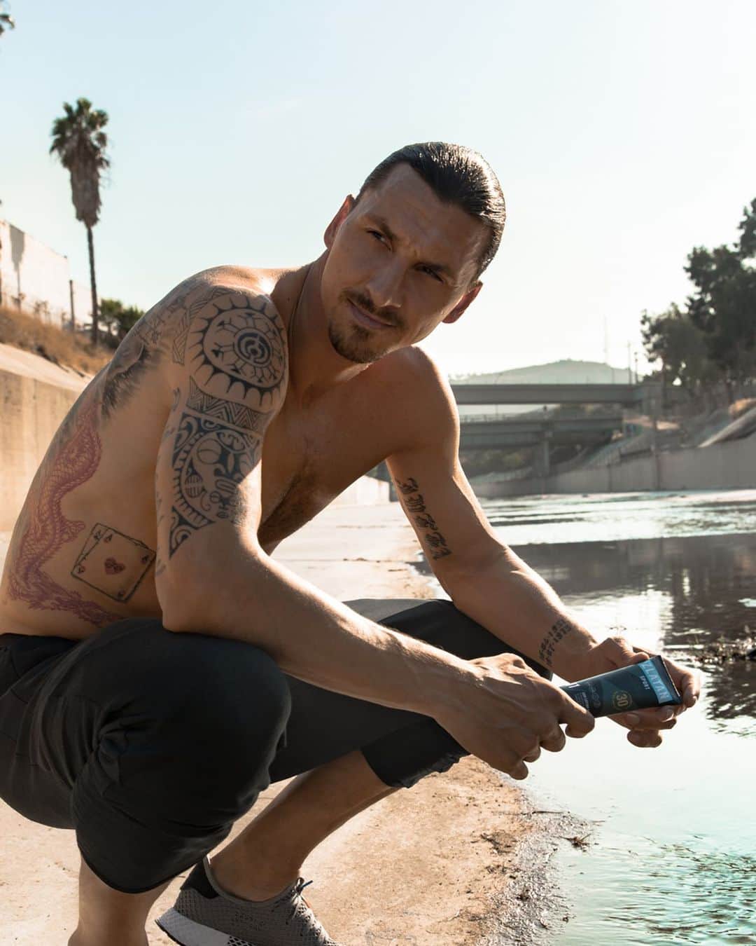 Zlatan Ibrahimović Parfumsさんのインスタグラム写真 - (Zlatan Ibrahimović ParfumsInstagram)「Ready for vacay? ZLATAN SPORT Sun Lotion SPF 30 is here, and Zlatan shares his best tips for hanging out in the sun. ☀️ I have sensitive skin so sunscreen is a must, but I want it to be easy to use. That is why my Sun Lotion has high protection and is for both body and face. ☀️ Use more than you think you need. About a handful is the right amount, much more than I first thought. ☀️ Training outdoors? My Sun Lotion is extra sweat and water resistant. ☀️ Don´t forget sunscreen on your feet – easily forgotten. ☀️ And don´t forget to have fun in the sun!  #therightroutine #zlatanibrahimovicparfums #zlatansport」7月4日 19時29分 - zlatanibrahimovicparfums