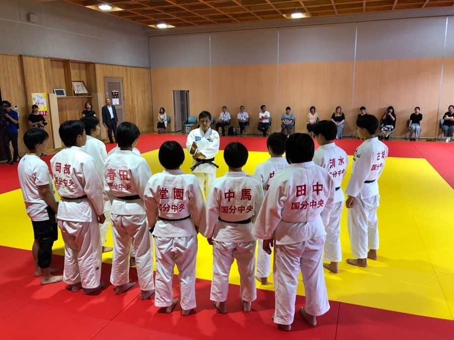 野村忠宏さんのインスタグラム写真 - (野村忠宏Instagram)「未来に向かって頑張る若者を応援し支える「エールキャラバン 2019」このプロジェクトに関わらせて頂いて5年目になります。7月2日、鹿児島県の国分中央高等学校を訪問し、全校生徒に講演、柔道部員に部活指導を行いました。目標を持って日々頑張ってる選手たちが、この限られた時間を、ほんと一生懸命に頑張ってくれました。意識の高い努力を積み重ね、目標を達成できることを願ってます🥋🔥 #エールプロジェクト #大塚製薬 #ポカリスエット #7月2日 #国分中央高等学校 #鹿児島県 #女子柔道部 #講演 #柔道指導 #執念 #野村忠宏」7月4日 19時32分 - nomura60kg