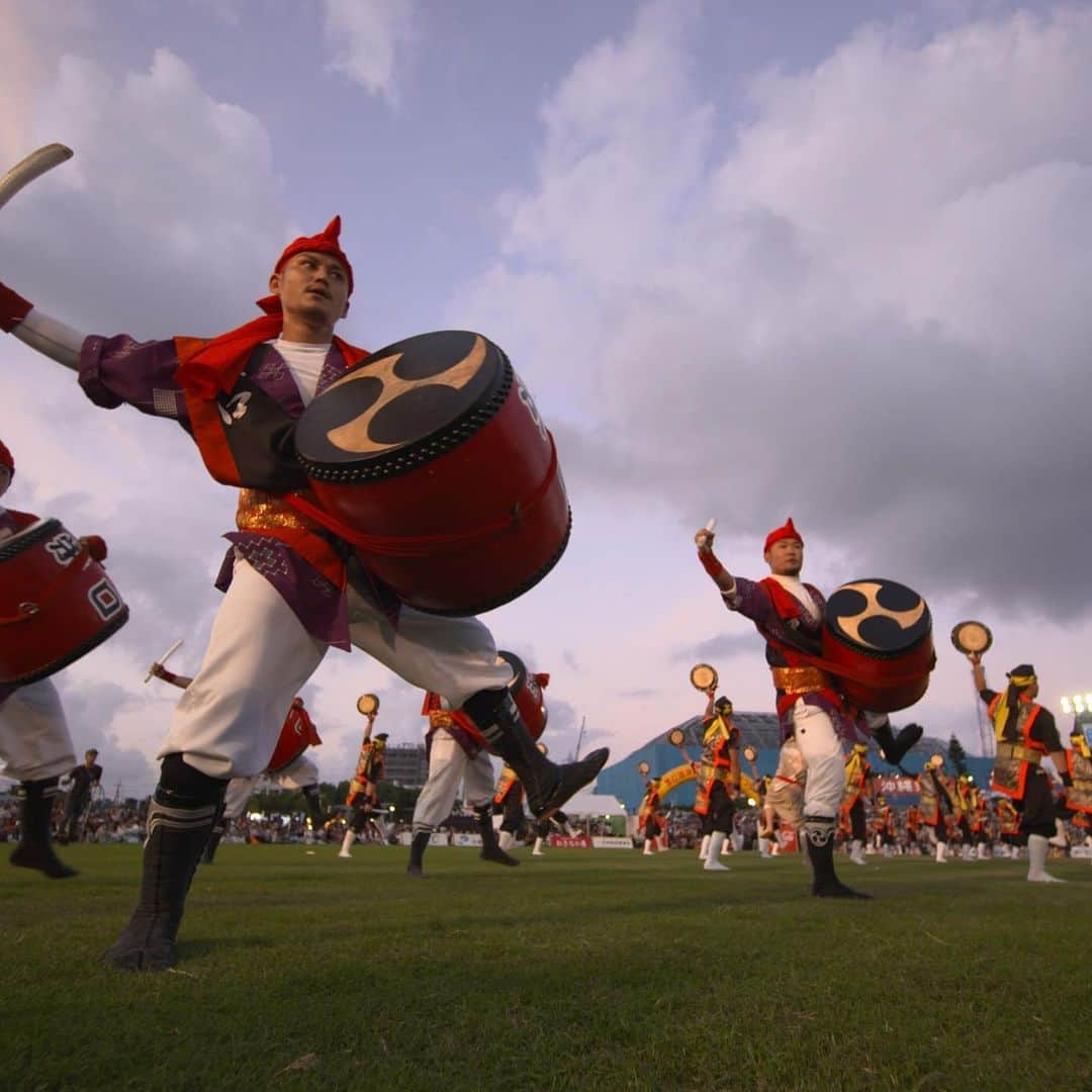 Be.okinawaさんのインスタグラム写真 - (Be.okinawaInstagram)「Okinawan summers are filled with the beat of the Eisa taiko drums. ©OCVB  #eisa #에이사 #エイサー #伝統芸能 #琉球傳統藝能 #okinawantraditionaldance　#okinawandance #traditionaldance #okinawandrum #tradition #beokinawa #visitokinawa」7月4日 19時32分 - visitokinawajapan