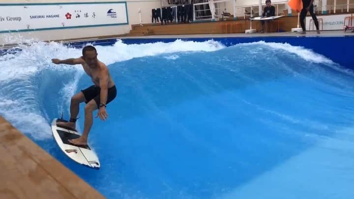 のインスタグラム：「昨日は８回目の @citywave.tokyo で上級コースに挑戦！上体の硬さは未だ抜けないけどレールワークは少し慣れてきたかな。そしてこのフィンセッティング意外とありでした👍 The 8th Challenge to City wave. #ruminacitywavechallenge  #citywave #citywavetokyo #日々挑戦 #workout #training #surfing #riversurfing #大井町 #板はレンタル #前受け身」