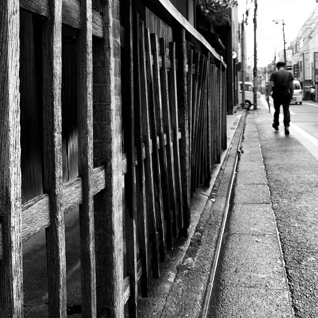 naotakeのインスタグラム：「塀 - A fence / iPhone XR + Snapseed, 20190705 . . . . #royalsnappingartists #infamous_family #rsa_main #infinity_photo_cult #2_fineart #jp_gallery #jp_gallery_bnw #trb_bnw #wp_bnw  #bnw_life #bnwlife_member #bnw_life_shots #bnw_captures #world_bnw #top_bnw #team_jp_ #team_jp_モノクロ #ig_energy_bw #ig_nihon #streetphotographybnw #igersjp #blackandwhite #bnw #bnwphoto #monochrome #bw #bnwphotography #ShotOniPhone #shotoniphoneXR」