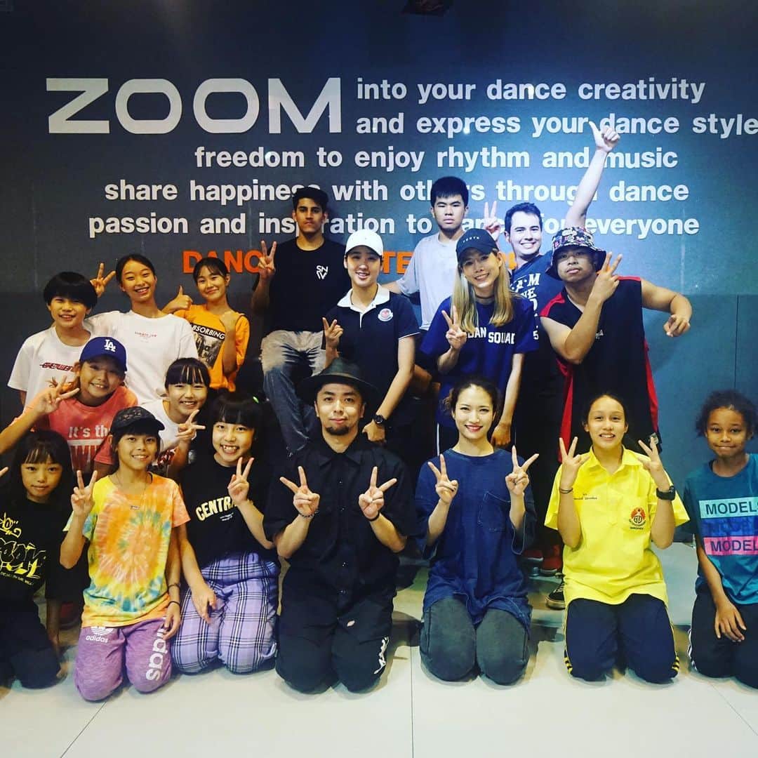 だーよしのインスタグラム：「Thank you for having me!! I'm so happy that I could share the moment with you guys. definitely see you soon!! I love thailand a lot❤️ #dance #animationstyle #streetdance #thailand #studiozoom #triqstar」