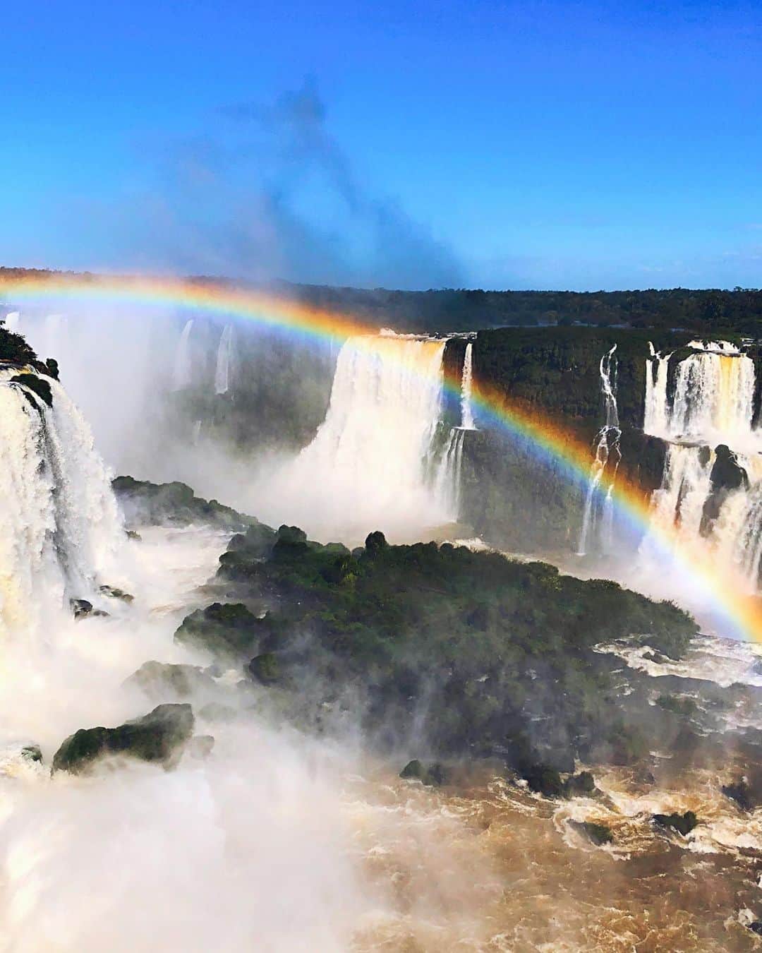 sananasさんのインスタグラム写真 - (sananasInstagram)「Foz do Iguaçu 🇦🇷🌈🇧🇷Classé au patrimoine mondial de L’UNESCO ce site comprend 275 chutes de 70m en moyenne 😍 Je ne pensais pas qu’un paradis pareil pouvait exister sur terre 😍On a pu sentir les chutes du côté Argentin et mieux les voir du côté Brésilien 💦 C’était à couper le souffle ! La dernière photo est la plus grande chute appelée “la gorge du Diable” elle atteint 90m ! Apparemment, les Indiens l’appelaient comme ça car ça ressemble à une gorge mais aussi car ils y poussaient les mauvaises personnes ayant commis des crimes 😅 Si vous allez au Brésil/Argentine je vous conseille fortement ces chutes, je n’en avais jamais vu d’aussi belles et impressionnantes 😍Un trésor de la nature 💎C’est d’ailleurs l’une des 6 Nouvelles merveilles de la nature avec cinq autres lieux dans le monde 🌎 . #ParqueNacionalDoIguacu #Chutes #Iguacu #Iguazu #FozDoIguacu #Bresil #Argentine #TuiFrance #Falls #Paradise #LeStyleEstMort」7月4日 19時40分 - sananas2106