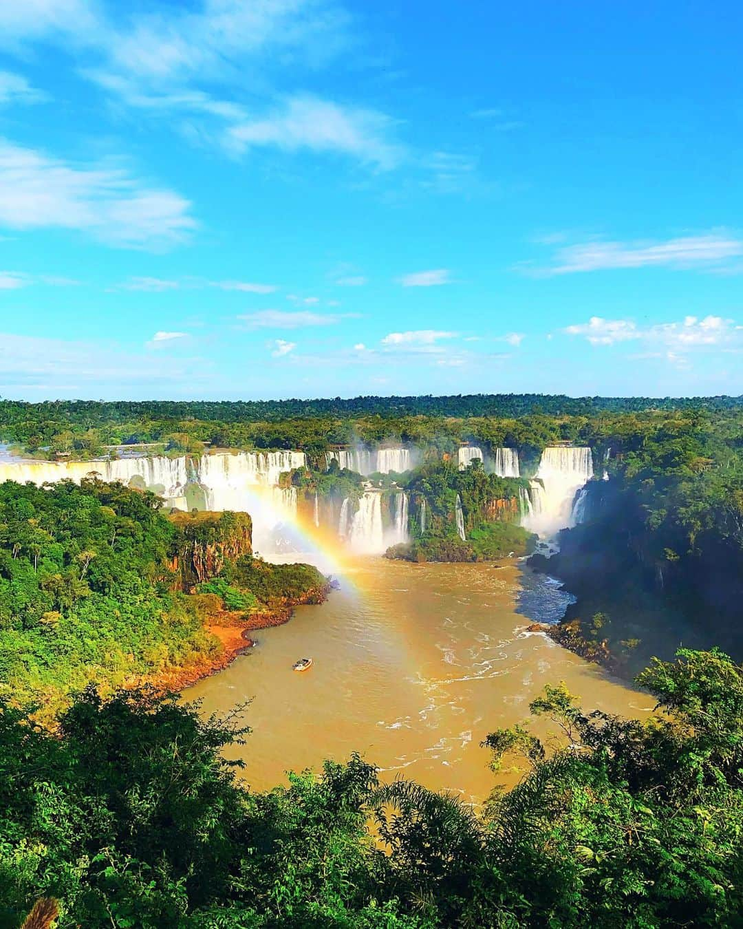 sananasさんのインスタグラム写真 - (sananasInstagram)「Foz do Iguaçu 🇦🇷🌈🇧🇷Classé au patrimoine mondial de L’UNESCO ce site comprend 275 chutes de 70m en moyenne 😍 Je ne pensais pas qu’un paradis pareil pouvait exister sur terre 😍On a pu sentir les chutes du côté Argentin et mieux les voir du côté Brésilien 💦 C’était à couper le souffle ! La dernière photo est la plus grande chute appelée “la gorge du Diable” elle atteint 90m ! Apparemment, les Indiens l’appelaient comme ça car ça ressemble à une gorge mais aussi car ils y poussaient les mauvaises personnes ayant commis des crimes 😅 Si vous allez au Brésil/Argentine je vous conseille fortement ces chutes, je n’en avais jamais vu d’aussi belles et impressionnantes 😍Un trésor de la nature 💎C’est d’ailleurs l’une des 6 Nouvelles merveilles de la nature avec cinq autres lieux dans le monde 🌎 . #ParqueNacionalDoIguacu #Chutes #Iguacu #Iguazu #FozDoIguacu #Bresil #Argentine #TuiFrance #Falls #Paradise #LeStyleEstMort」7月4日 19時40分 - sananas2106