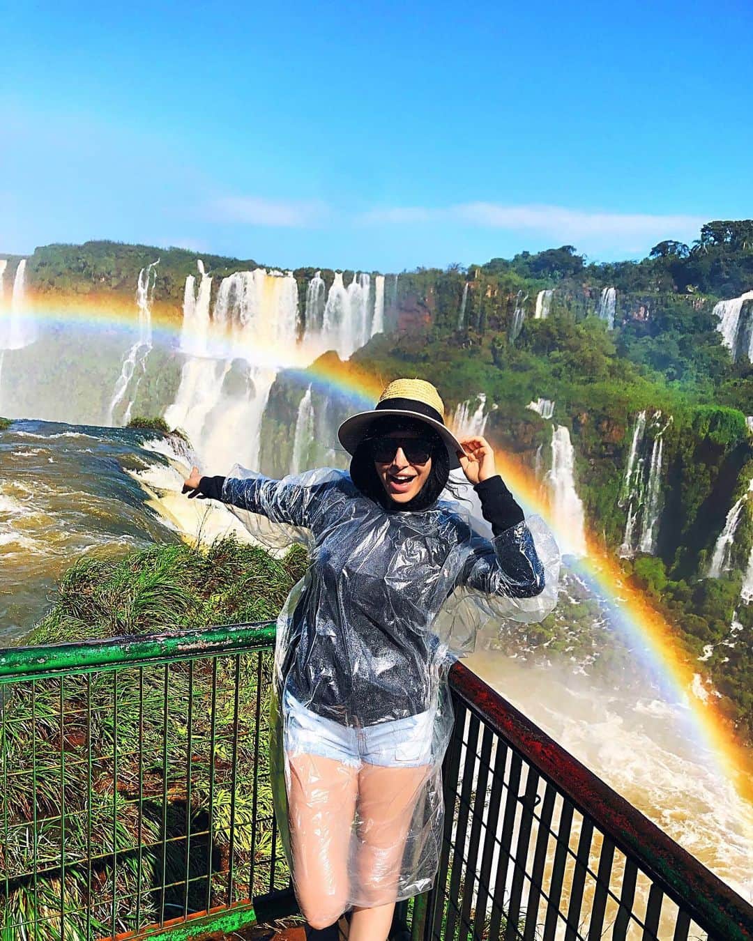 sananasのインスタグラム：「Foz do Iguaçu 🇦🇷🌈🇧🇷Classé au patrimoine mondial de L’UNESCO ce site comprend 275 chutes de 70m en moyenne 😍 Je ne pensais pas qu’un paradis pareil pouvait exister sur terre 😍On a pu sentir les chutes du côté Argentin et mieux les voir du côté Brésilien 💦 C’était à couper le souffle ! La dernière photo est la plus grande chute appelée “la gorge du Diable” elle atteint 90m ! Apparemment, les Indiens l’appelaient comme ça car ça ressemble à une gorge mais aussi car ils y poussaient les mauvaises personnes ayant commis des crimes 😅 Si vous allez au Brésil/Argentine je vous conseille fortement ces chutes, je n’en avais jamais vu d’aussi belles et impressionnantes 😍Un trésor de la nature 💎C’est d’ailleurs l’une des 6 Nouvelles merveilles de la nature avec cinq autres lieux dans le monde 🌎 . #ParqueNacionalDoIguacu #Chutes #Iguacu #Iguazu #FozDoIguacu #Bresil #Argentine #TuiFrance #Falls #Paradise #LeStyleEstMort」