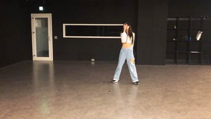 ジヨン のインスタグラム：「혼자놀아쪄」