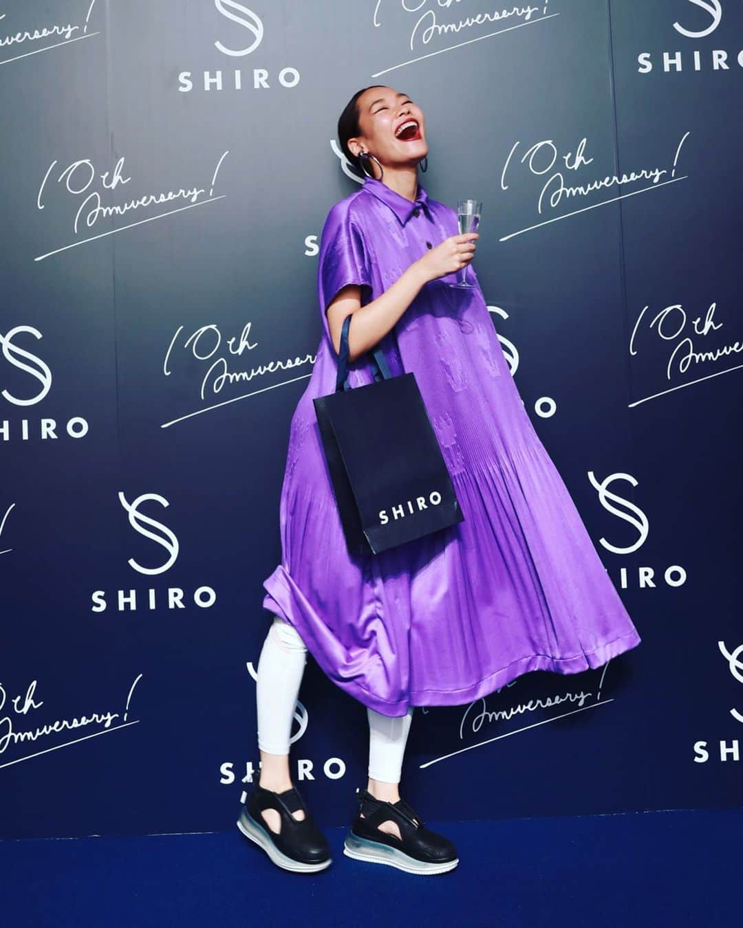 池田莉子さんのインスタグラム写真 - (池田莉子Instagram)「SHIRO 10th 🎶🥀﻿ ナチュラルで可愛いSHIROがロゴやパッケージも﻿ リニューアルしてさらにパワーアップ☺️﻿ 新商品でフレグランスやジンジャーリップの、﻿ スティックタイプが登場していて色味質感も﻿ 絶妙でタイプ。すぐ塗ってもらいました💋﻿ ﻿ コンテンポラリーダンスや蕗の化粧品の製造工程を﻿ 見学、体験が出来たり ﻿ チアキさんのDJ…🌒 美しい空間に癒された夜でした。﻿ お誘い頂き有難うございました。✨✨﻿ ﻿ #make #cosme #SHIRO #SHIRO10周年 ﻿ #ジンジャーリップスティック﻿ #シロパフューム  #nike #airmax720 #jennyfax #ナイキ #ワンピ #コスメ」7月4日 19時41分 - ricoikeda