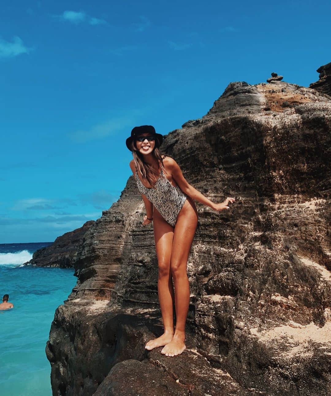 小竹麻美さんのインスタグラム写真 - (小竹麻美Instagram)「恋しい。はやく出かけたい！ 💓💓💓 ここは、ハワイのパワースポット🔥 光の輪にパワーを感じる🔥 #hawaii#hilife#beach#summer#powerspot#vacation #ハワイ」7月4日 19時45分 - asamikotake