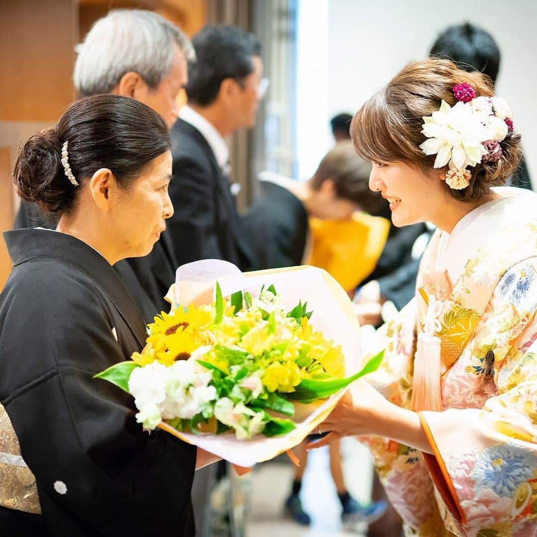 KIYOMIZU京都東山 公式さんのインスタグラム写真 - (KIYOMIZU京都東山 公式Instagram)「@kiyomizu_kyoto_higashiyama をフォローして、 『#kiyomizu京都東山』 『#kiyomizu花嫁』 『#スタイルズ花嫁』 をつけて投稿してくださいね＊ . #kiyomizu花嫁さまのパーティレポート を紹介♡ \\おふたりのこだわりポイントは…?// 「お互いの存在 家族の存在に 感謝を伝えるウェディング」 そんなコンセプトのもと、 家族、友人、ゲストの皆さまと 笑顔の絶えないパーティになりました＊* . どんな時にでも前に進めたのは ご家族がいたから。 愛や絆が溢れ出すひと時は特別でした♡ . ---------------------- . ▼パーティレポート更新中！ インスタのTOPURLからcheck⚐ ＞＞＞ @kiyomizu_kyoto_higashiyama. #スタイルズ花嫁 #dress #kyoto #kiyomizu #wedding #weddingdress #ウェディングドレス #ウェディングレポ #チャペル #ブライダルフェア #プレ花嫁 #卒花 #披露宴 #日本中のプレ花嫁さんと繋がりたい #結婚式 #結婚式場 #結婚式準備 #京都 #京都花嫁#関西花嫁  #marryxoxo #Dressy花嫁 #maricuru #maricuru卒花アンバサダー #家族婚 #チャペル挙式」7月4日 19時46分 - kiyomizu_kyoto_higashiyama