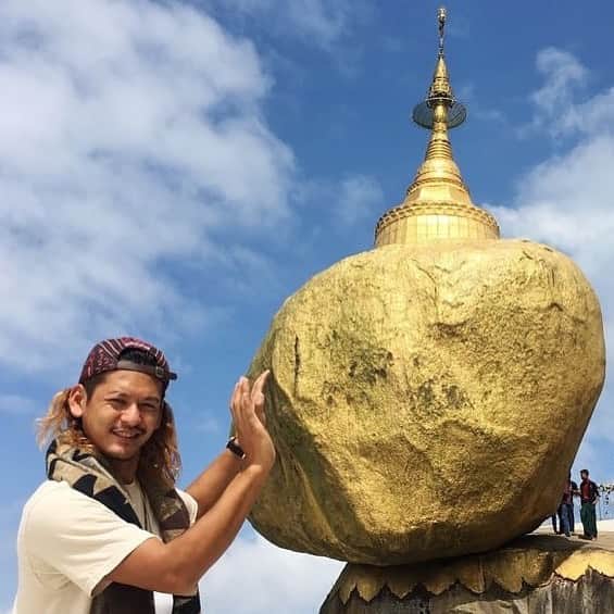 のインスタグラム：「#GMO #ワンチャンというサイトで  ミャンマー の記事を書きました！🇲🇲 よかったら読んでみてください。  この記事を読んでいる皆さんはまだ間に合います！～ミャンマー～  1-chan.com/archives/1981 @より  #ミャンマー #旅 #trip  #kyaiktiyo  #チャイティーヨ  #ゴールデンロック #goldenrock  #ミャンマーは日本人ビザ無料 になりました！！ #ShwedagonPagoda #ヤンゴン #yangon #ပြည်ထောင်စု #myanmar  #アジア #ajia  #バックパッカー #旅人 #絶景 #カメラマン #旅  #traveler  #1人旅 #世界一周 #best_photogram #photographer #trip #backpacker #japanese  #世界遺産 #worldheritage」