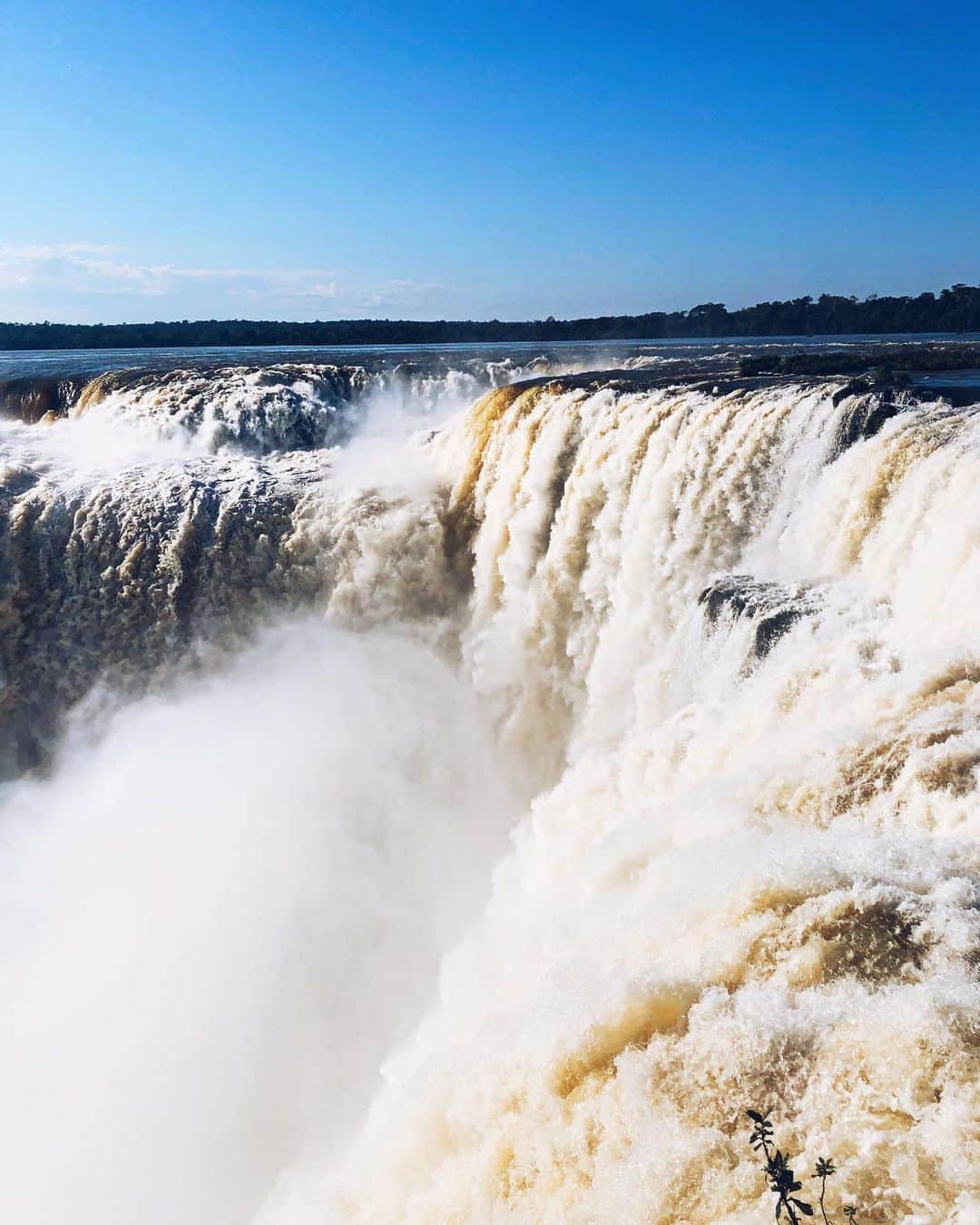sananasのインスタグラム：「Garganta Del Diablo 😈Bon Instagram décède depuis hier ! Mon post précédent ne montre pas la gorge du Diable je suis désolée il y a encore des photos blanches je ne sais pas pourquoi donc je vous reposte ici celles qui ne sont pas passées dont la fameuse gorge qui est la première photo 😍 . #FozDoIguacu #Iguazu #GorgeDuDiable #GargantaDelDiablo #TuiFrance #Bresil #Argentine」