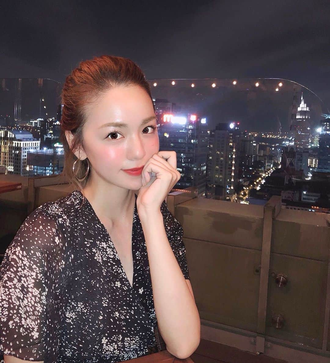 黒田真友香さんのインスタグラム写真 - (黒田真友香Instagram)「ベトナムの夜景を見ながらディナーした日の🍽💓 珍しくちょっと大人な写真。笑 ハノイに比べてホーチミンはまだ涼しい方なので（それでも日本の真夏くらい）夜はテラス席も気持ちいい🍃  #旅まゆか #ホーチミングルメ #ホーチミン旅行 #ベトナム旅行 #ベトナム #ベトナムグルメ」7月4日 19時54分 - kurodamayukaxx