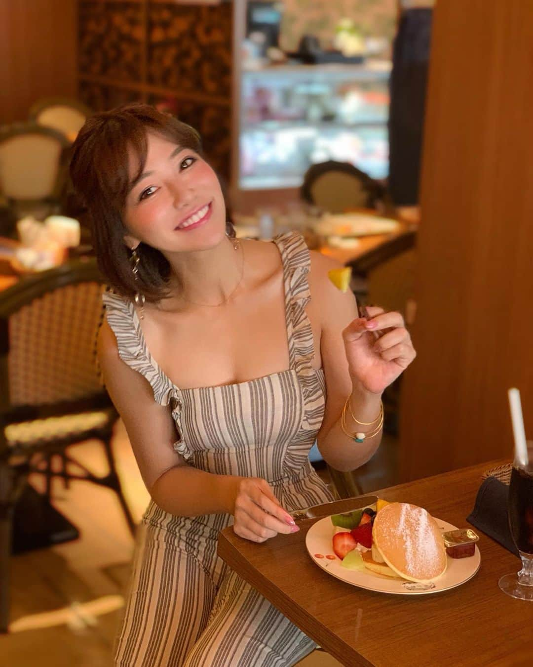 石井里奈さんのインスタグラム写真 - (石井里奈Instagram)「こんばんは😊💕 . 今夜は里奈ログ🥰 . 大好きなリーベルでの朝ごはん❤️ . 必ず頼むのはこのミックスパンケーキ🥞 . 昼間だと混んでるけど朝一で行くと並ばず食べられるからいいの🥰❤️ . この日は @to_the_sea_hawaii のロンパースで🥰❤️Totheseaはこれからの季節にぴったりの可愛い服がたくさん😍 . こないだオープンしたばかりのルミネエストB1でゲットしました😘🍎 . 後ろもあみあみで可愛いのだ🥰 今日もお疲れ様でした✨ . #パンケーキ #パンケーキ部 #pancake #りなまるグルメ #hawai #totheseahawai #ハワイ #ハワイ旅行 #ハワイ好き #hawaian #ハワイアン #リーベル #ハワイ観光 #ハワイ購入品 #ルミネ #ルミネエスト #新宿 #shinjuku #ロンパース #海コーデ #夏コーデ #リゾート #resort #海 #sea #パンケーキ好き #フルーツ #フルーツ好き #fruit」7月4日 19時55分 - ri7tin1025