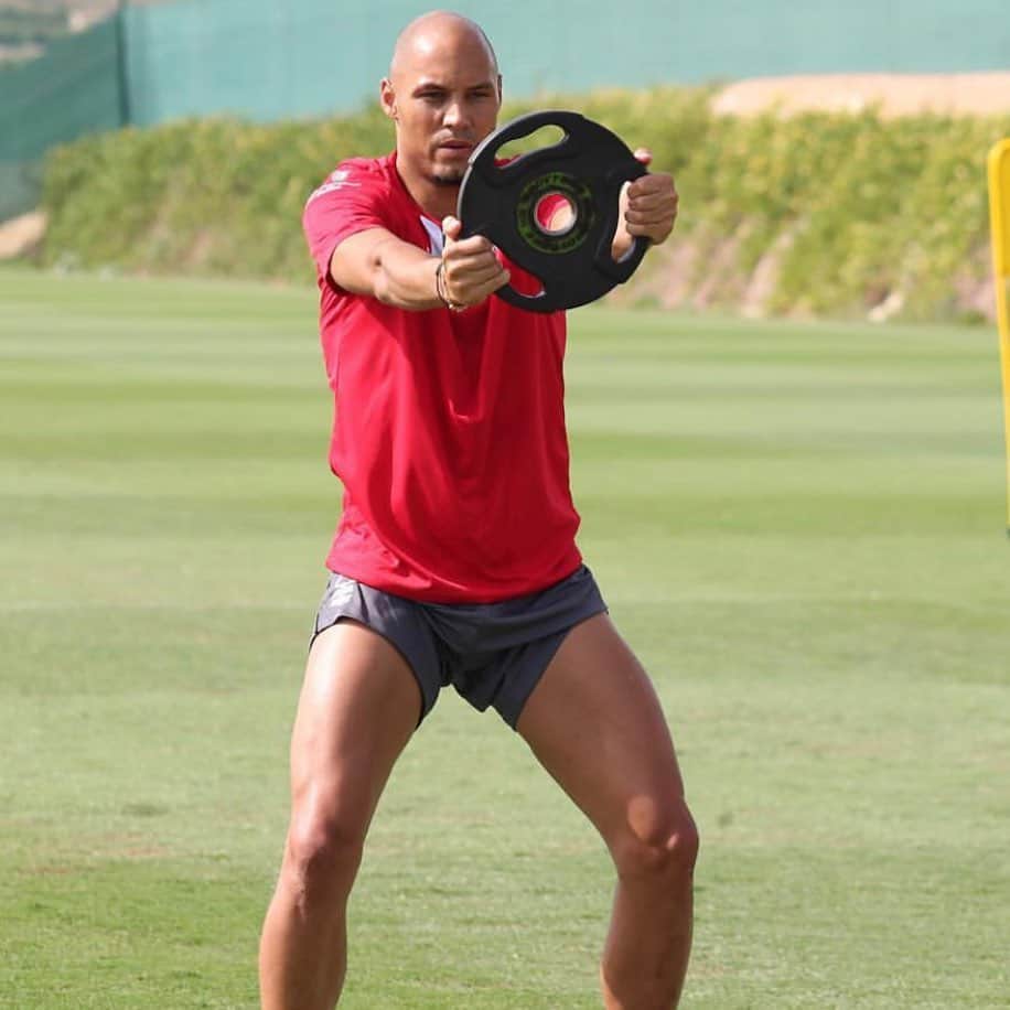 ヨアン・ベナルアンのインスタグラム：「Work in progress 🏎 @maxverstappen1 @ @officialnffc #nottingham #nottinghamforest #workout #football #yb29pablopicasso #tunisie #france #italie #training #preseason #lafincagolf #alicante #spain🇪🇸 🦅」