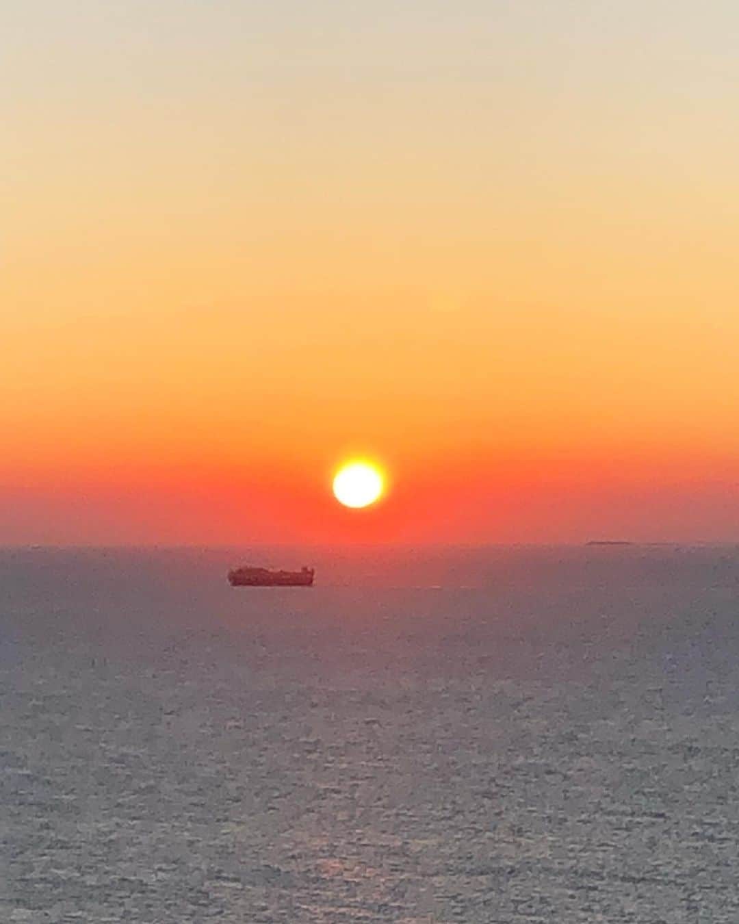 小林希さんのインスタグラム写真 - (小林希Instagram)「こないだ、佐賀県の松島で撮った、 西の彼方に沈む太陽。 右手には壱岐島がちらっと見えてます。 海をいつも感じる島暮らし。 いいなーいいなー。 なんて、いつも思いつつ、わたしは どこへ行き着くのやら。  #島旅#船旅#matsushima#唐津#松島﻿#travel#japan#離島#島暮らし#島」7月4日 19時58分 - nozokoneko