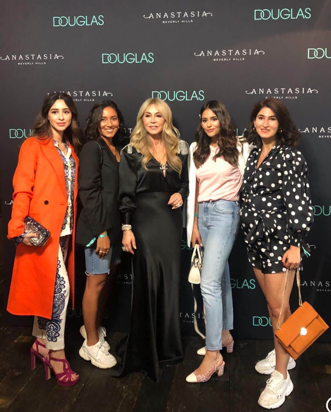 Anastasia Beverly Hillsさんのインスタグラム写真 - (Anastasia Beverly HillsInstagram)「Berlin was another incredible experience 🎉launching ABH in Germany was a big goal for me ! I want to thank @douglas_cosmetics for organizing a successful introduction to the press , influencers and the customers ( everyone looked like supermodels- beautiful people ) all our fans in Germany could try ABH products @douglas_cosmetics and I hope they  would like my products as much as I do ❤️#anastasiabeverlyhills #anastasiasoare #anastasiabrows」7月4日 19時58分 - anastasiabeverlyhills