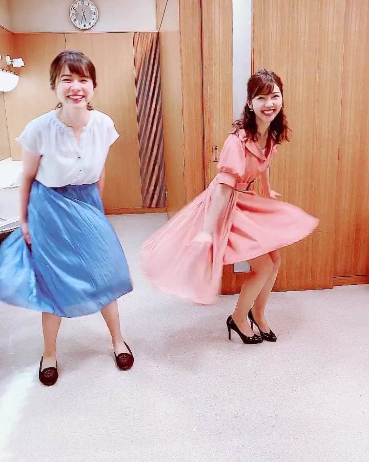 川又智菜美のインスタグラム：「今日は珍しく動画に挑戦🎥🌟﻿ ﻿ 今週もはやドキありがとうございました💓﻿ ﻿ 皆川さんも私も回るとひらりとする衣装だったので﻿ くるくると回ってみました！！笑﻿ ﻿ 二人とも謎に楽しそうです🤣﻿ ﻿ 因みに皆川さん、左にしか回れないらしい…✍️笑﻿ ﻿ #tbs #はやドキ #アナウンサー #セントフォース ﻿﻿﻿﻿﻿ #皆川玲奈 アナ #川又智菜美 #オフショット﻿﻿﻿ ﻿﻿﻿﻿ #幸せなひととき #楽しみな時間﻿ #衣装﻿﻿ #ひらひらスカート #ムービー #くるりん」