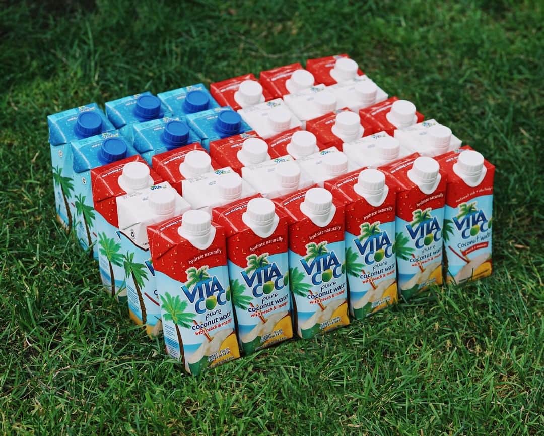 Vita Coco Coconut Waterのインスタグラム：「Peach mango is red, Original is blue, we made a flag happy 4th to you!」