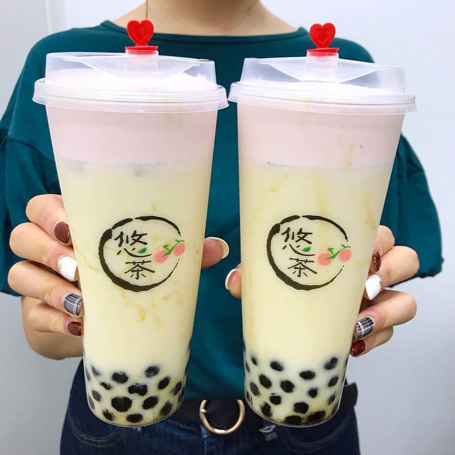 のインスタグラム：「【池袋 悠茶】 7/6(土)新作4種ついに発売！ 最強のいちごチーズミルクティーついに爆誕！ ⠀ ✍️タピメモ 中粒もちもち黒糖味ちょっとつき。 ⠀ □いちごチーズミルクティー 淡いピンク色のいちごチーズが激ウマ。甘いクリームと、ミルクティーの相性が抜群。くどすぎず、さっぱりしすぎず絶妙なバランス。 これ激推し！ ⠀ □新マンゴーラテ マンゴー果肉たっぷり。どろどろで果肉感あり。都内のマンゴー系で最高クラスの美味さ。 ⠀ □ブルーベリーヨーグルトスムージー 蔵王ヨーグルト使用。 すっきりしたブルーベリーヨーグルト 。ヨーグルト感強めの甘さ控えめ。 ⠀ □ディープチーズメロン 夕張メロンの味。 裏メニューだったメロンがついにレギュラーメンバーに🍈 甘いメロンとしょっぱめチーズの組み合わせが最強🤤 ⠀ 悠茶最新オススメランキング 🥇いちごチーズミルクティー 🥈新マンゴーラテ 🥉ディープチーズメロン ⠀ オススメは新作で埋め尽くされてしまった！ちなみにいちごラテは新作と入れ替わりでなくなるらしい。 また復活して欲しいね🤔 (多分明日はある) ⠀ 💁‍♂️ 新作は全てタピオカをナタデココに変更可能。 チーズ苦手な人はチーズを違うトッピングにできる。 ⠀ 💁‍♂️いちごチーズミルクティーはティーを選べる。 一番おすすめがウーロン、白くてピンク色のクリームとの層がいい感じ。」