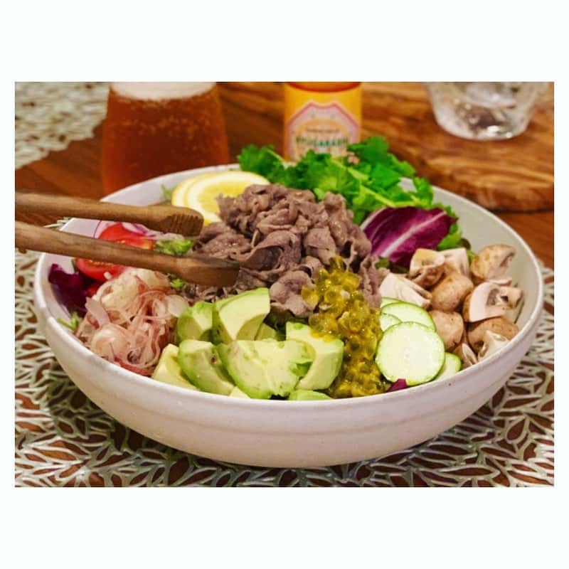 市橋有里のインスタグラム：「今日もおつかれさまでした🍺 ここのとこ外食が続いたので、かけっこ教室＠東雲 終わりにパクチーと牛肉だけ買って、家ごはんでもりもりアジアンサラダ。サラダが食べたいと思ったらとことん食べるwたぶん2〜3人前くらい。食べきれないって程作って残ったサラダが翌日しんなりしてるのも意外と好きw 小笠原の友人が送ってくれたパッションフルーツもソースとしてサラダのアクセントに。あうあう😋ナンプラーとごま油にレモン汁、隠し味にお砂糖ちょいと。ひたすら食べられます。 ・ #おうちごはん #小笠原 #パッションフルーツ #帰って15分で作れる #ご馳走サラダ #アジアンサラダ #小料理屋あり  #instafood  #cooking #パクチー #パッションフルーツ @ogarunwakako  いつもありがとう💛 #日向らしもちょいとかける♪」