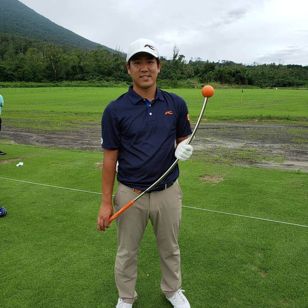 北川祐生さんのインスタグラム写真 - (北川祐生Instagram)「. . 北川祐生のオススメ👍😊 . 「フレループ」⛳ . スウィングに迷ったらこれ‼️ . 振ればわかるさ‼️さぁ振ろう‼️ 正しいスウィングプレーンにする素振練習器具⛳ . . クラブローテーションが大きいフレループは、スイング時に遠心力で慣性モーメントが多く発生するため、 スイングプレーンからズレると違和感を感じやすいのです。 . . 日本プロゴルフ選手権でも 「フレループ」☝️💯 フレループで検索🔍お願いします‼️ . #取手国際ゴルフ倶楽部#元気堂#駿楽#関東サービス株式会社#KJUS#チュース#タイトリスト#FOOTJOY#IOMIC#HOMMONHAKATA#感謝#PGA#日本プロ#北川祐生#フレループ」7月4日 20時02分 - ykykyuki.k