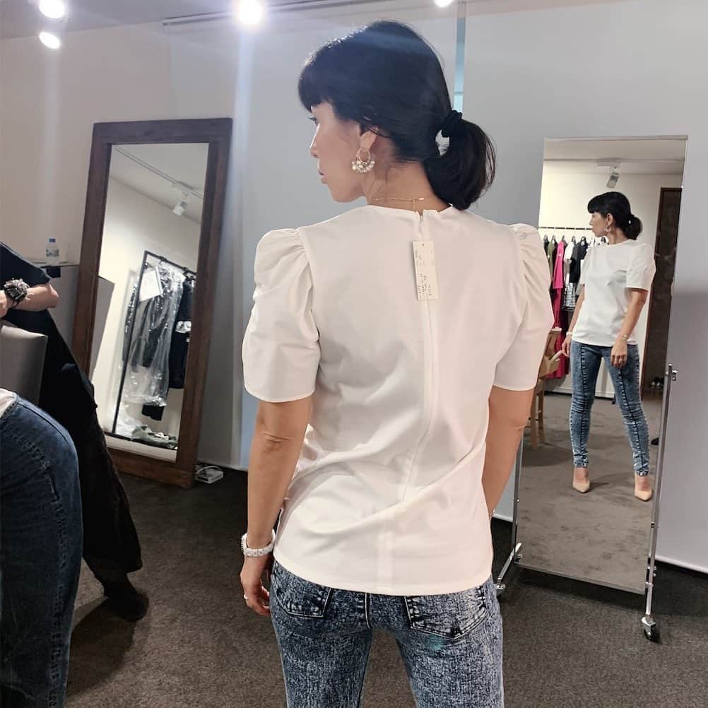 BORDERS at BALCONYのインスタグラム：「@hankyu_contemporary での #popup はおかげさまで、無事にスタートいたしました‼  柴田も明日、 #大阪梅田 に伺いますが、昨日までは東京のオフィスで来年SSのデザインを考案していました。  来年SSのお洋服も、楽しみにしていてください！  #金曜日の夜は梅阪でインスタのLIVEを開催したいと思います! #みんな見てくださいね」