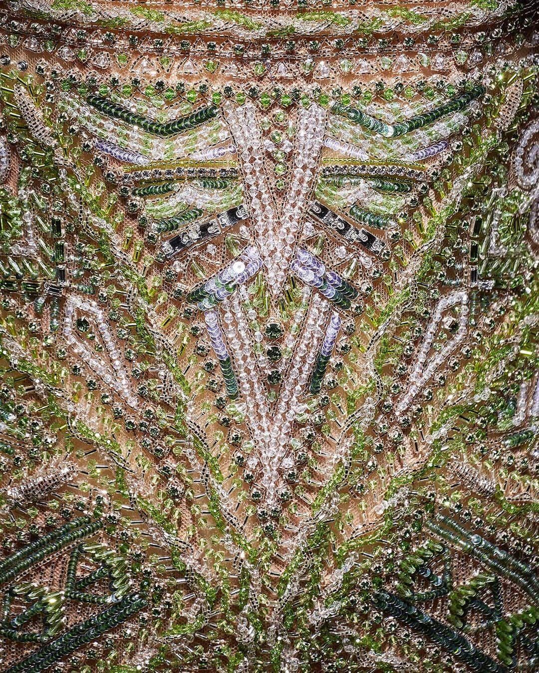 ロベルトカバリさんのインスタグラム写真 - (ロベルトカバリInstagram)「Kianda - Green and crystal mini dress, totally embroidered with tribal motives and glass pearls braids.  #RobertoCavalliCouture」7月4日 20時03分 - roberto_cavalli