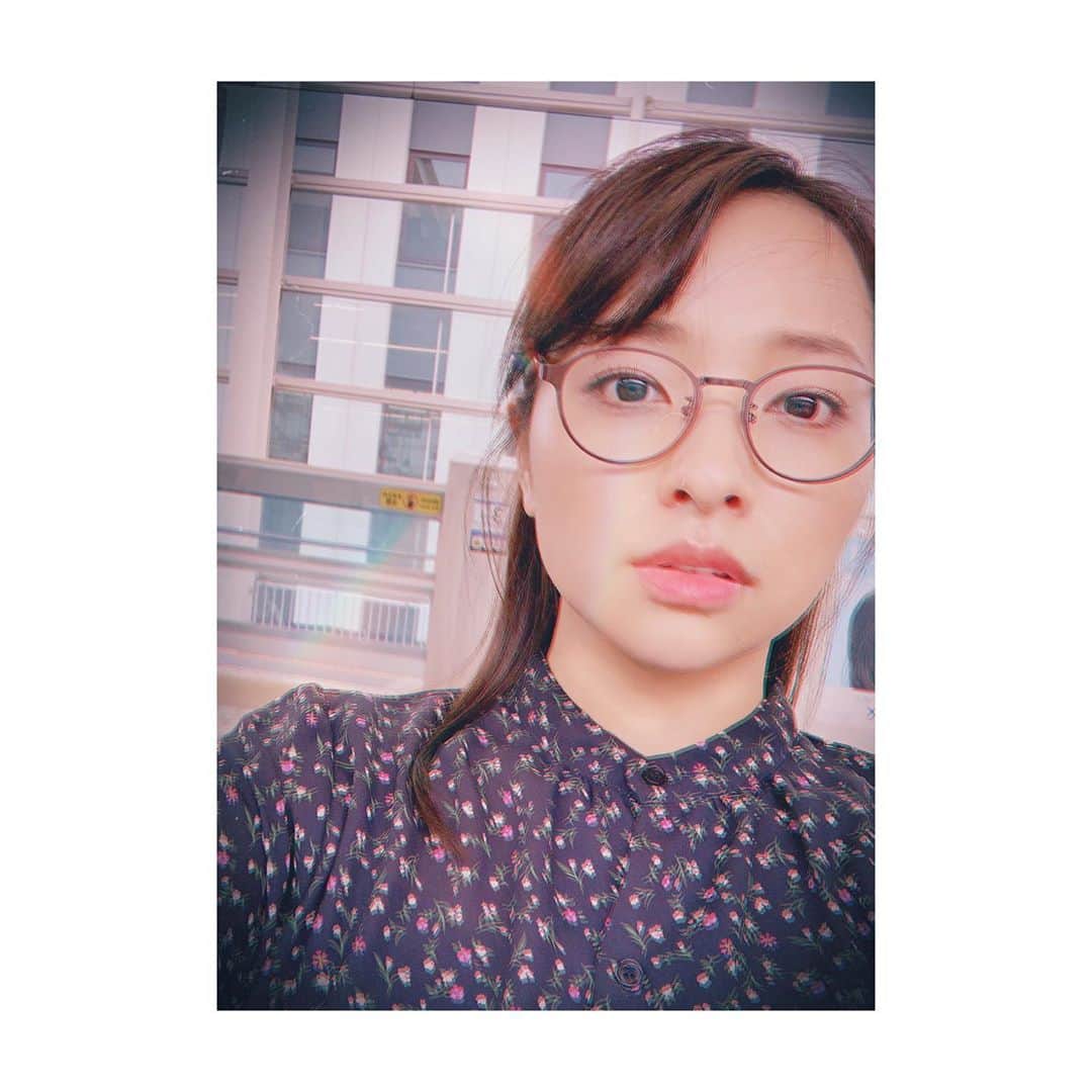 のインスタグラム：「右だけめちゃくちゃ目が悪いから、眼鏡の時間が増えてきた…🤓 * * * #眼鏡 #sunglasses #glasses #👓 #🤓」