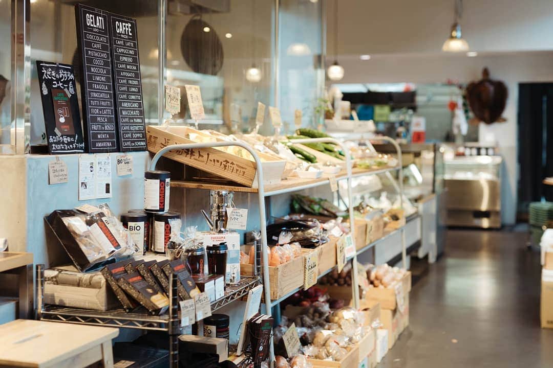 HereNowさんのインスタグラム写真 - (HereNowInstagram)「@ezaki_store offers you stylish grocery and delicatessen 2 in 1 experience. Enclosing the part of the kitchen used for preparing Chinese food with glass walls so that customers could see the food being cooked before their eyes. 3兄弟がつくる本格的な創作総菜が名物の、スタイリッシュなデリカッセン @ezaki_store. Recommended by @mai_ticheca. . . . #herenowcity #wonderfulplaces #beautifuldestinations #travelholic #travelawesome #traveladdict #igtravel #livefolk #instapassport #optoutside  #江崎ストアー #北九州 #北九州旅行 #日本旅行 #foodie #foodgasm #foodporn #dailyfoodseeker #hypefeast #instafood #footfetishnation #foodfluffer」7月4日 20時14分 - herenowcity